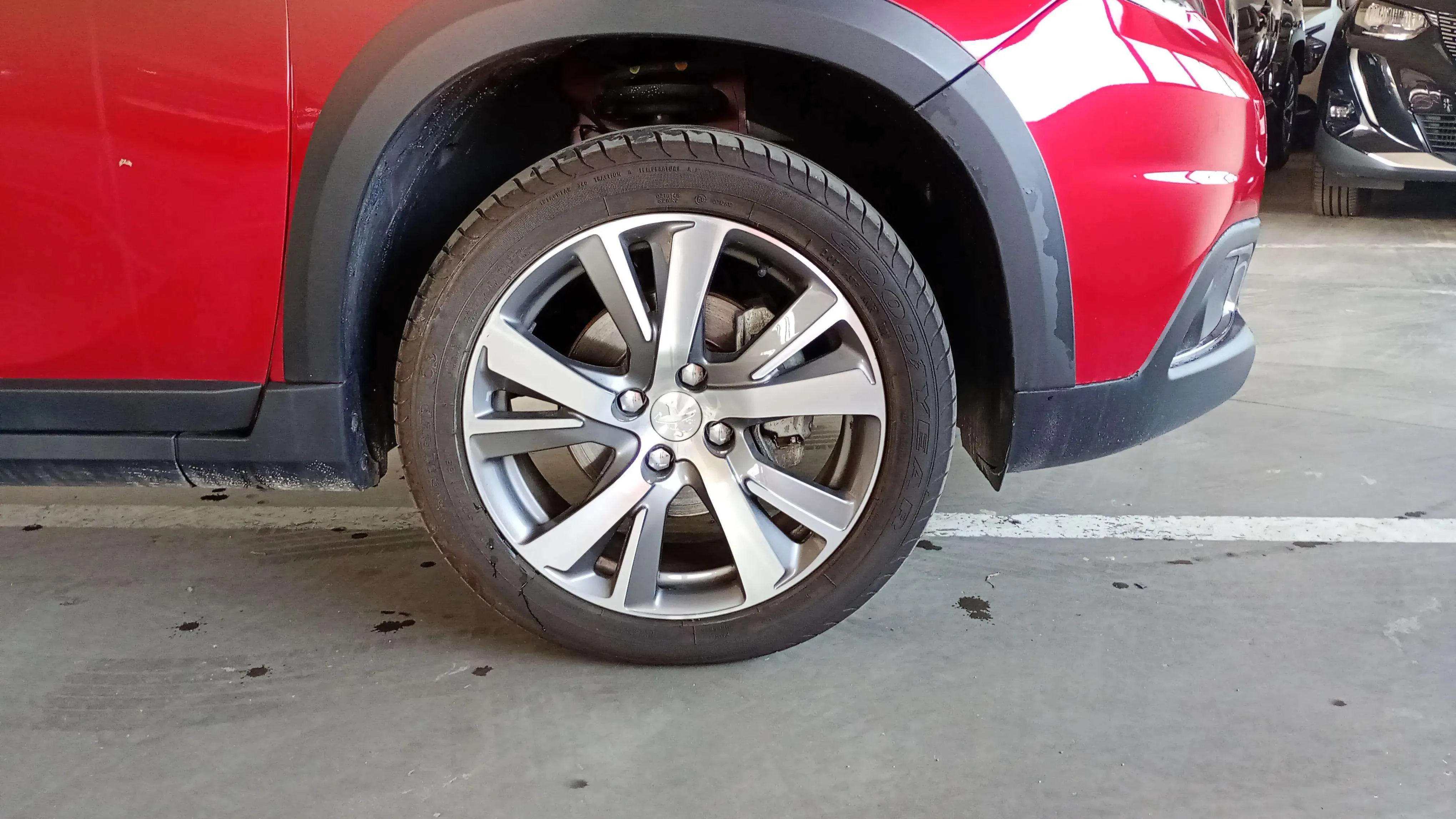 Peugeot 2008 Allure PureTech 100 BVM6 - foto 17