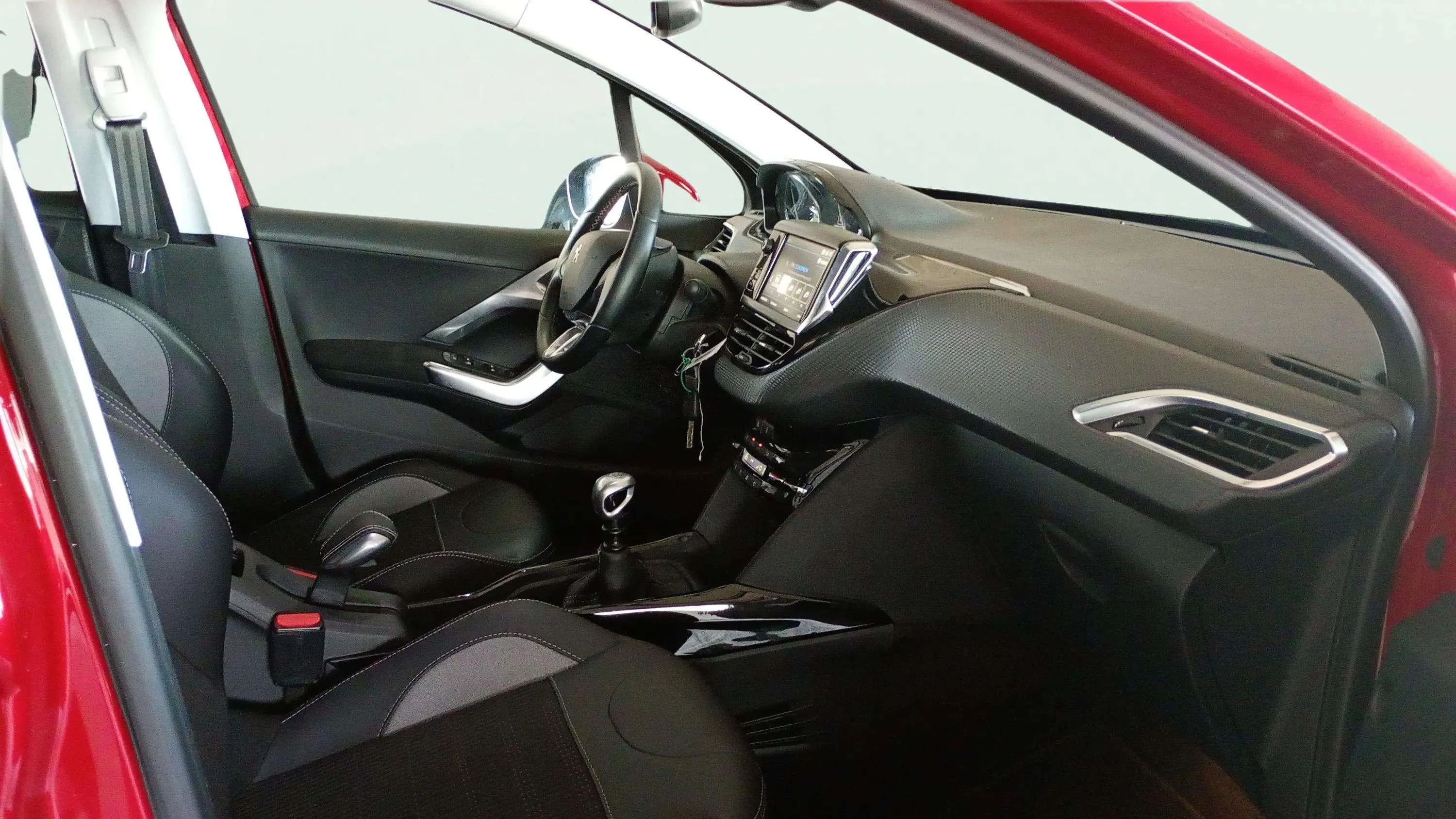 Peugeot 2008 Allure PureTech 100 BVM6 - foto 13