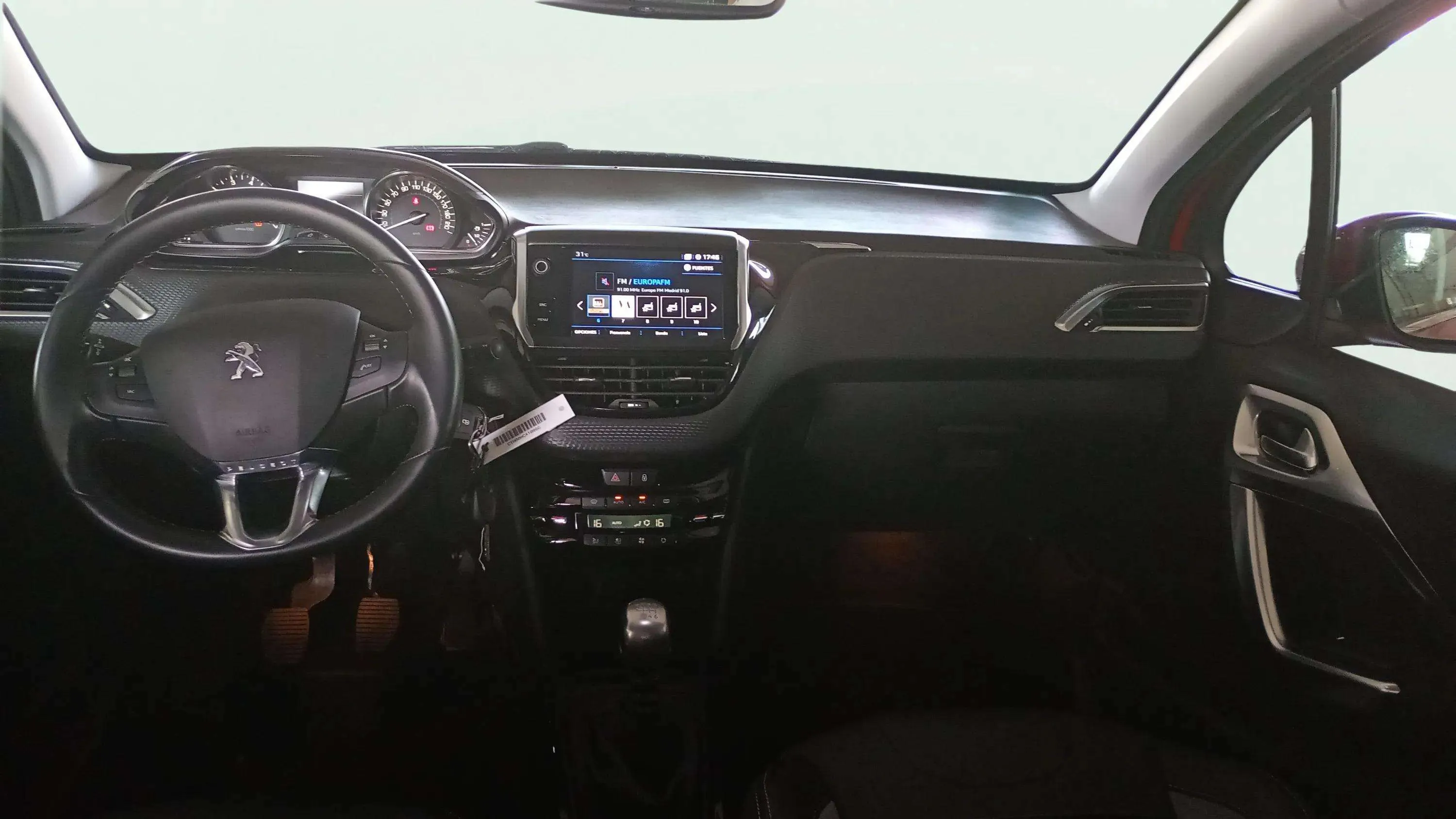 Peugeot 2008 Allure PureTech 100 BVM6 - foto 9