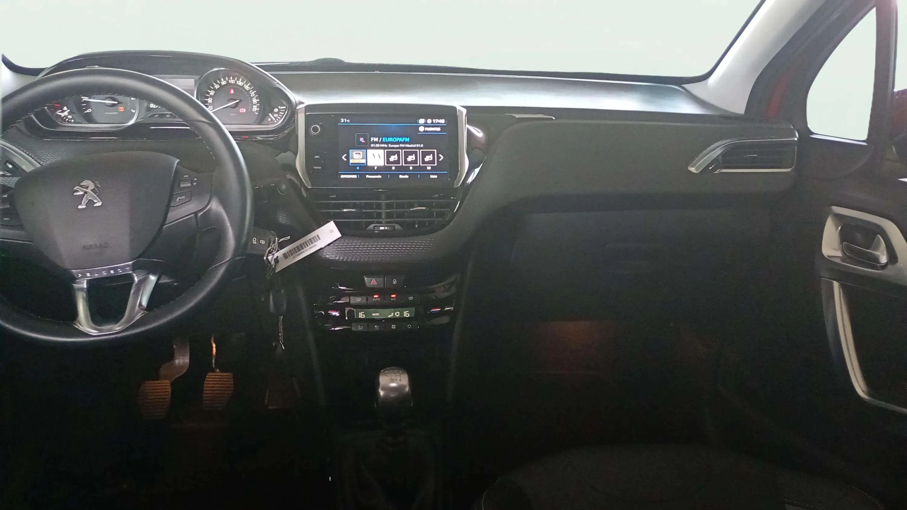 Peugeot 2008 Allure PureTech 100 BVM6 - foto 10