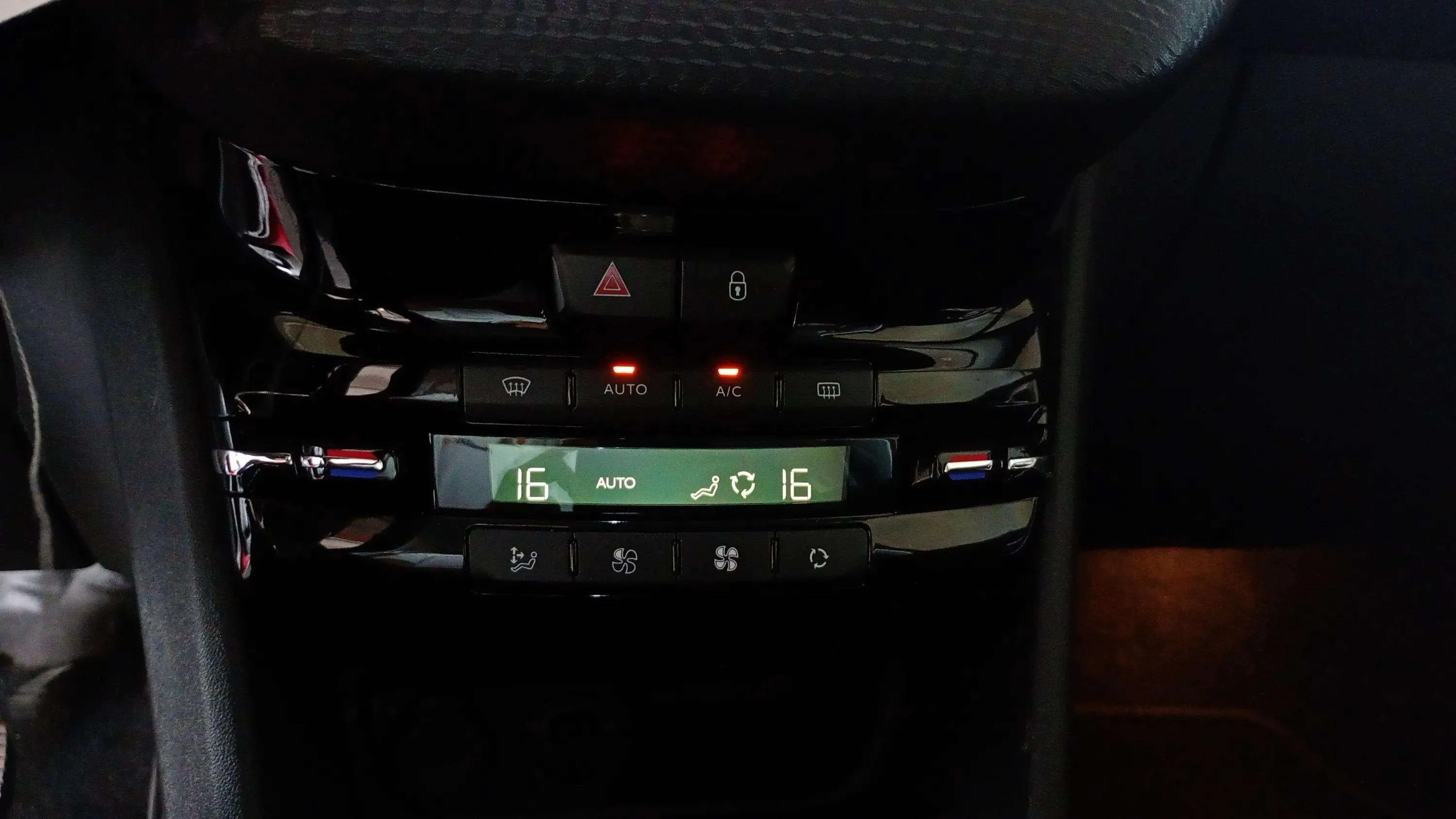 Peugeot 2008 Allure PureTech 100 BVM6 - foto 21