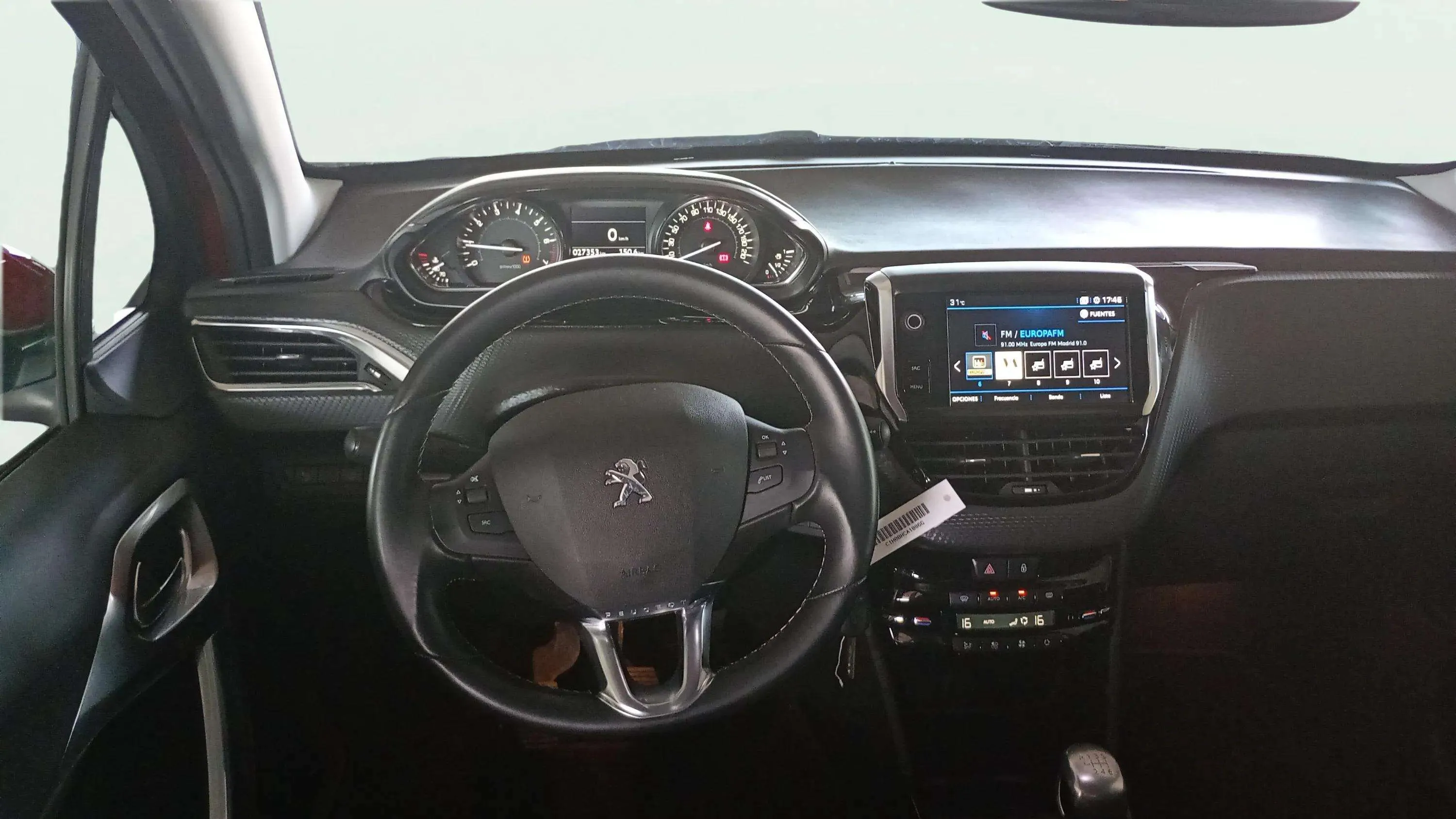 Peugeot 2008 Allure PureTech 100 BVM6 - foto 11