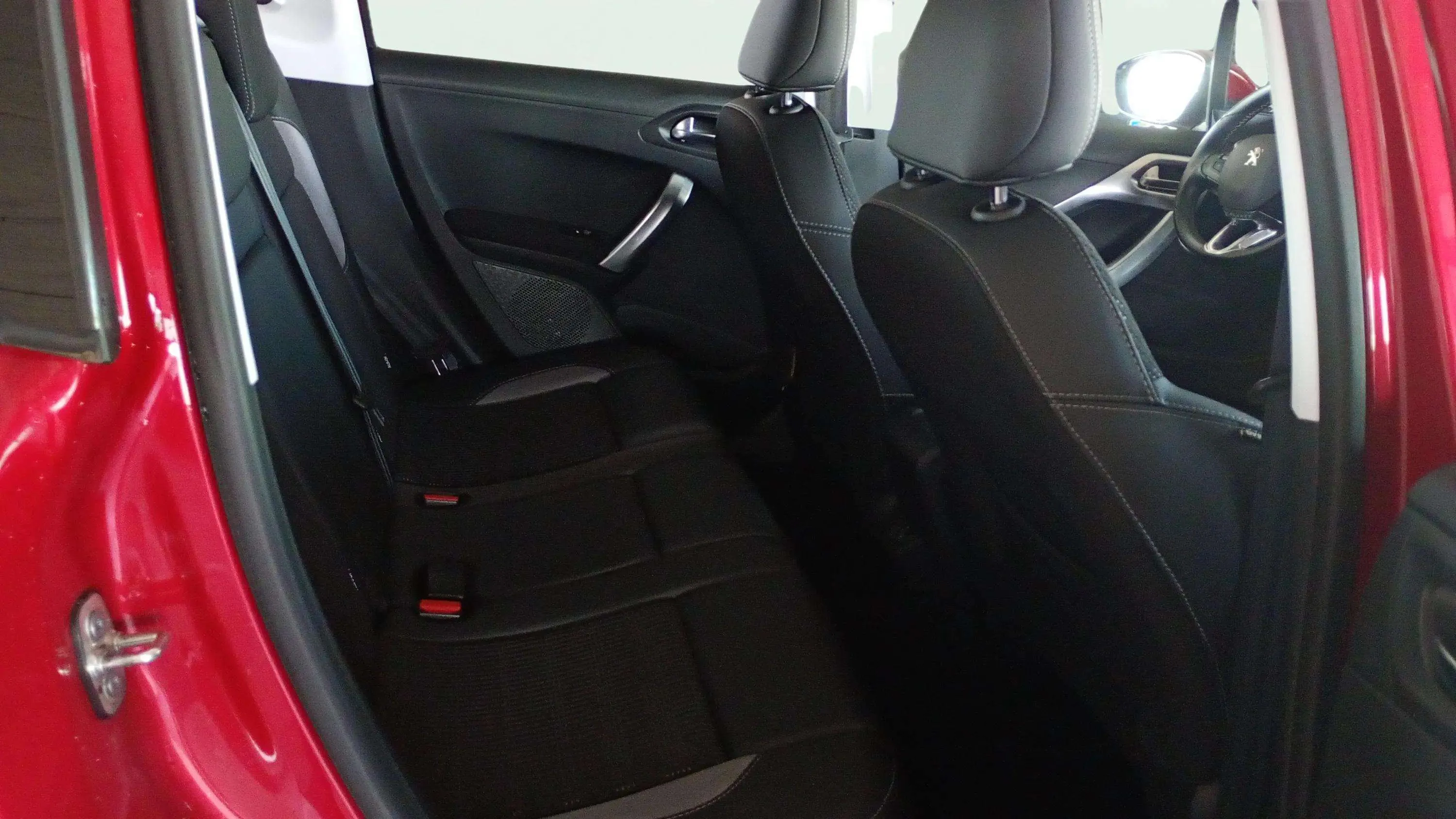 Peugeot 2008 Allure PureTech 100 BVM6 - foto 16