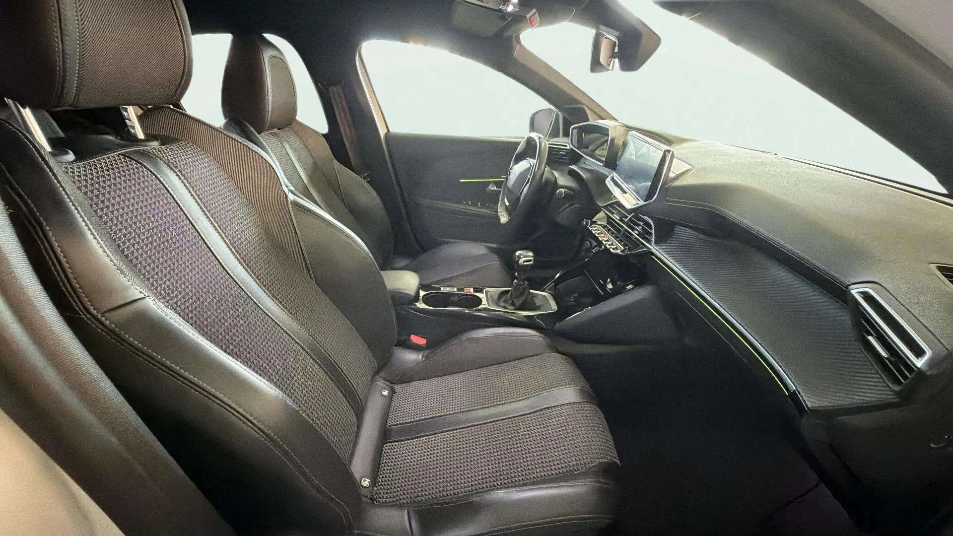 Peugeot 208 PureTech GT - foto 21