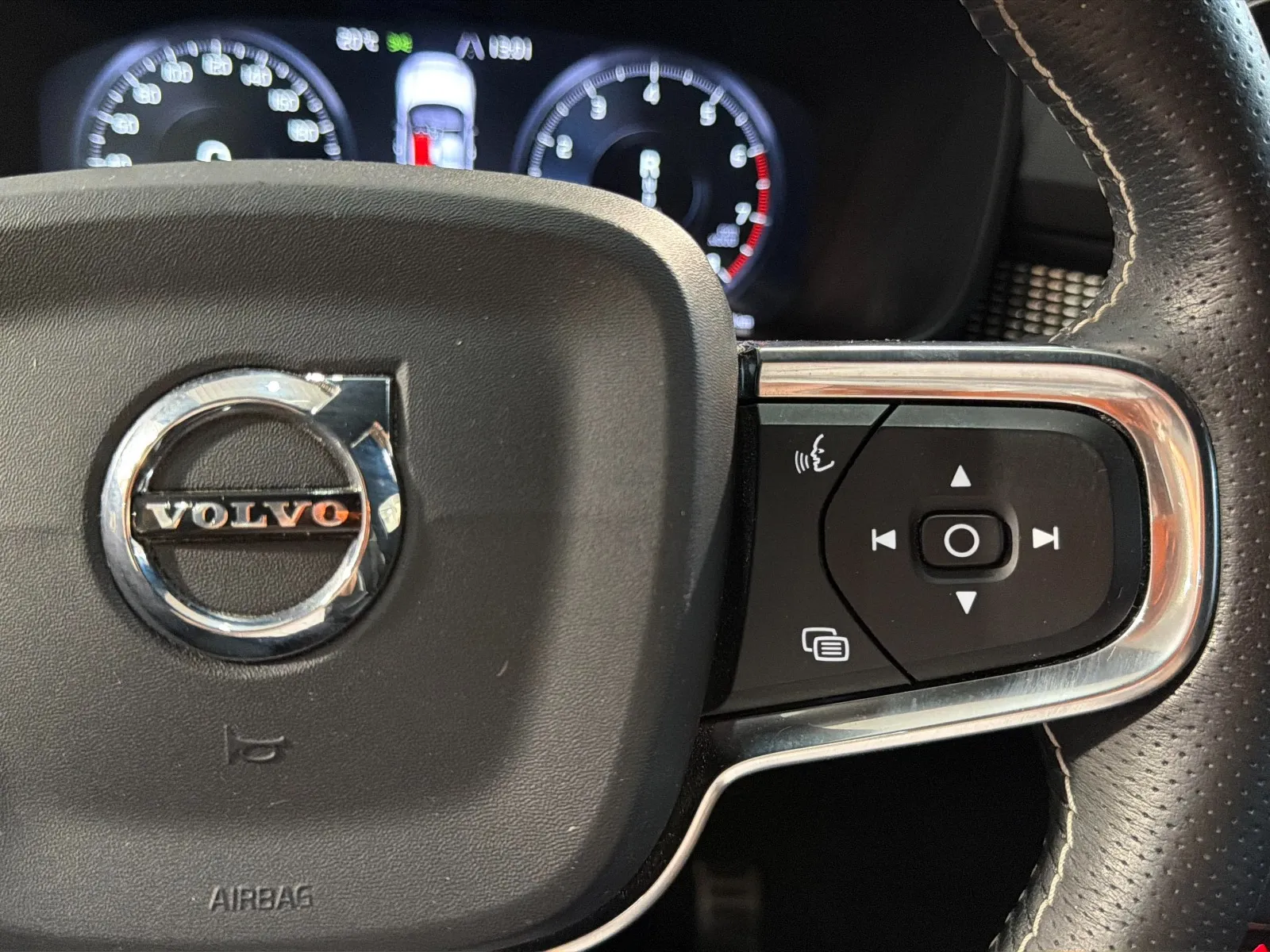 Volvo XC40 2.0 T4 R-Design - foto 9