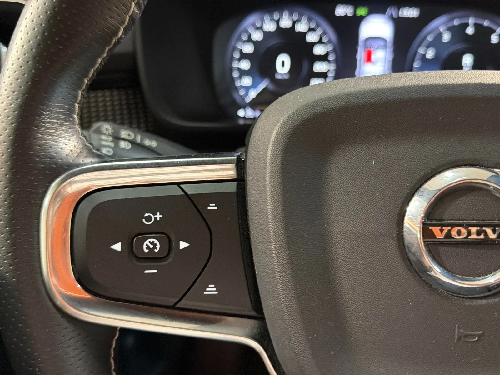 Volvo XC40 2.0 T4 R-Design - foto 8