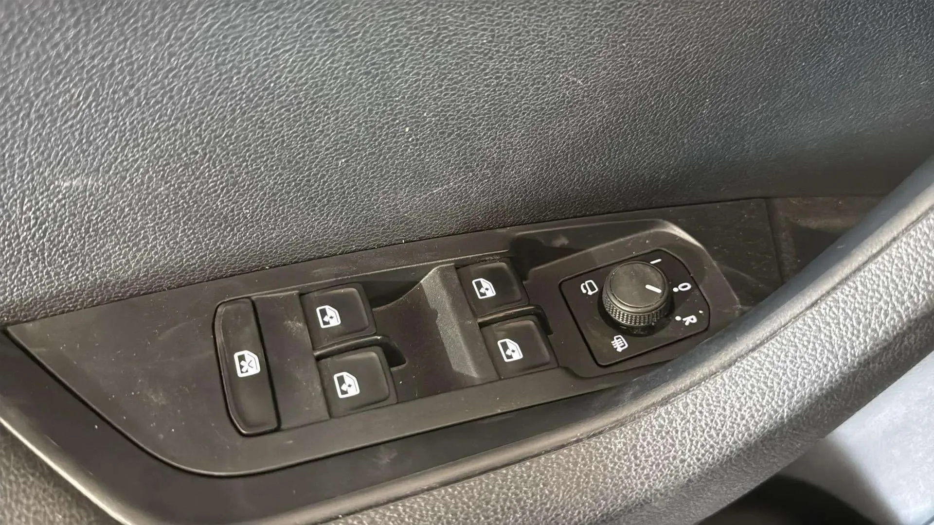 Škoda Karoq 1.5 TSI DSG ACT Design - foto 15