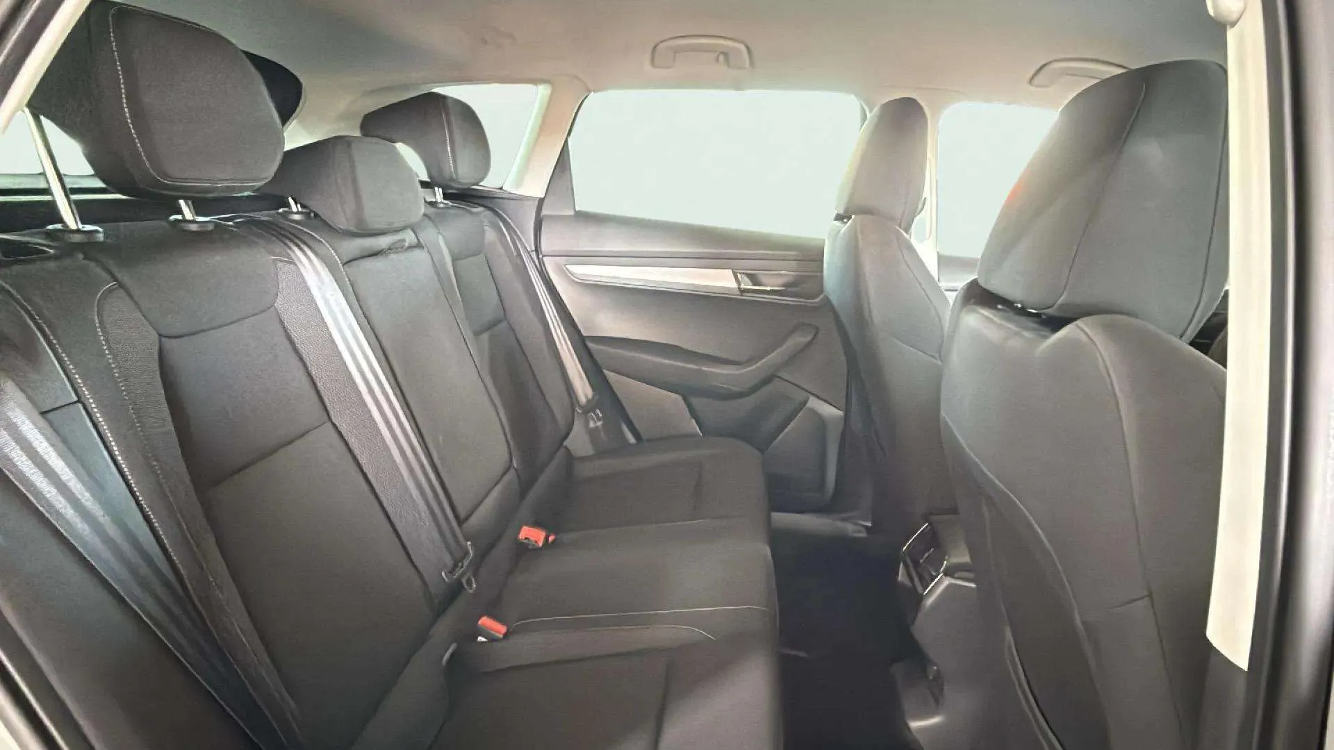Škoda Karoq 1.5 TSI DSG ACT Design - foto 24