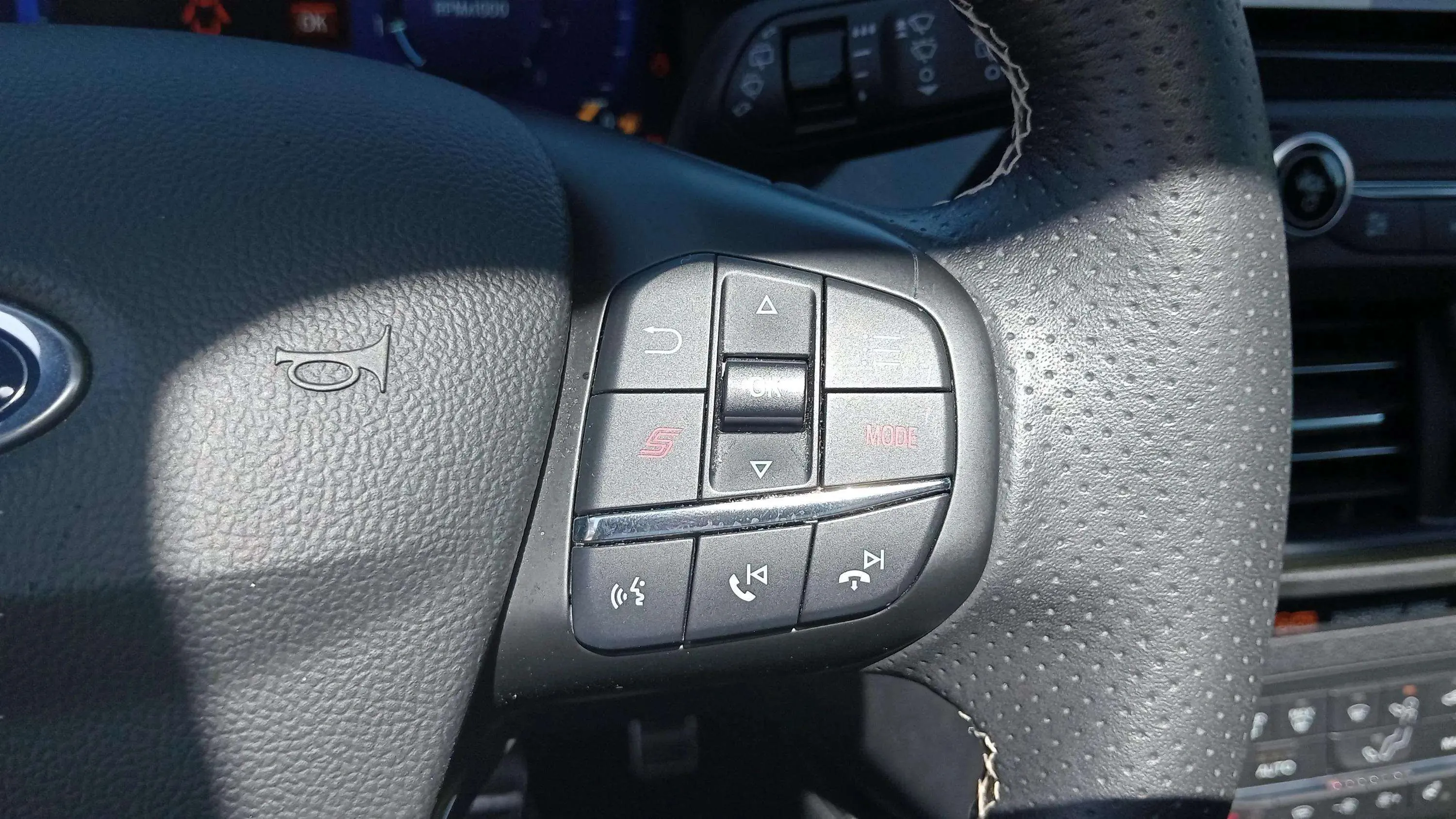 Ford Focus 2.3 EcoBoost ST SB - foto 26