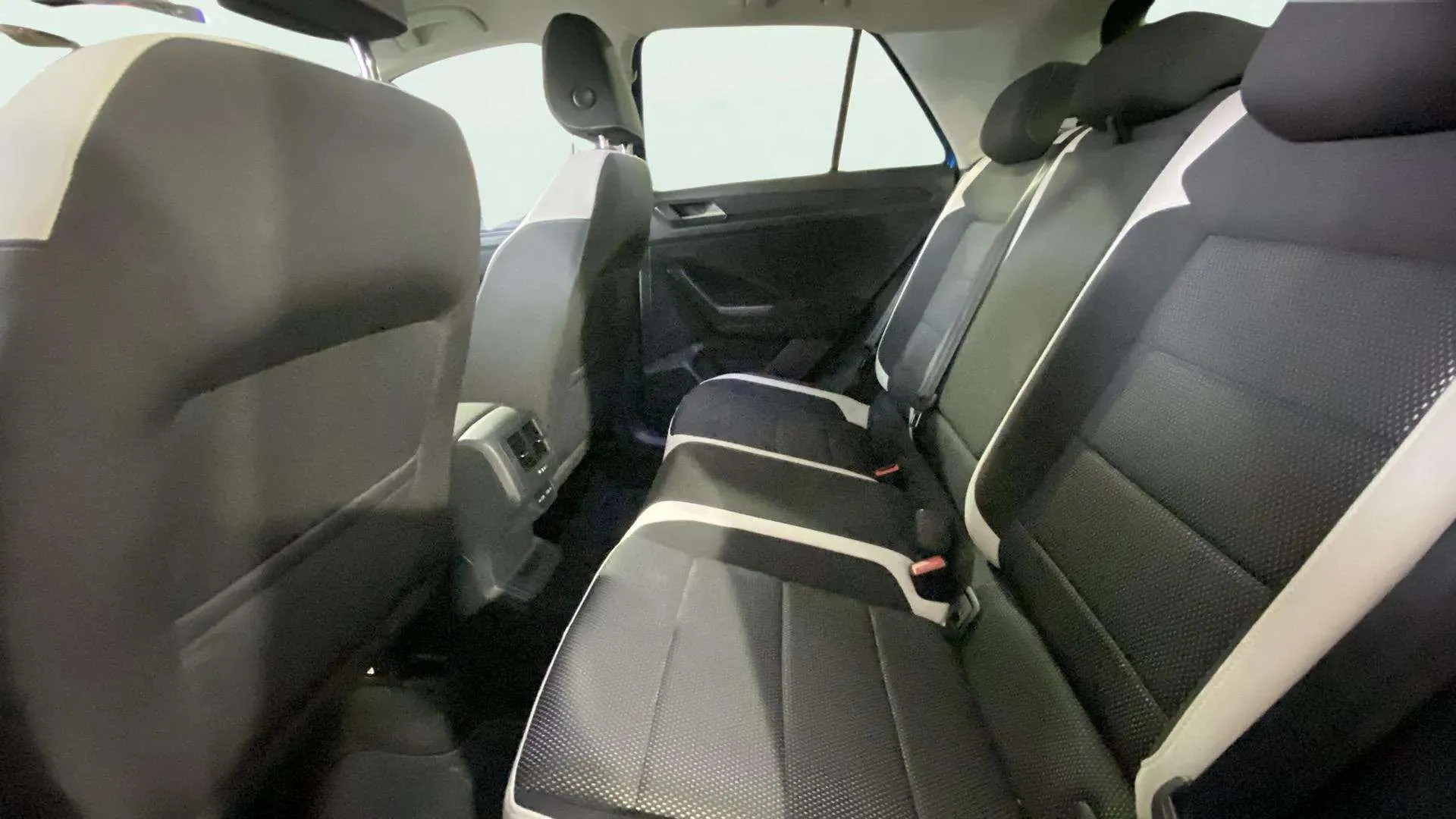 Volkswagen T-Roc Sport 1.5 TSI DSG - foto 17