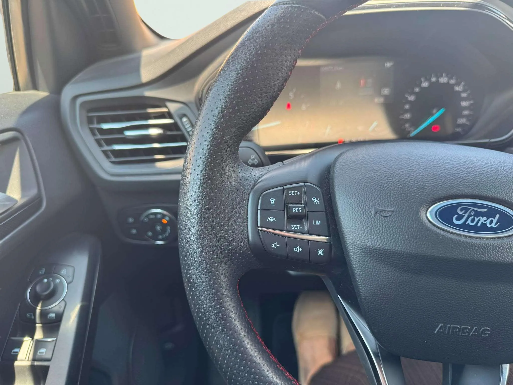 Ford Focus 1.0 EcoBoost MHEV ST-Line - foto 11