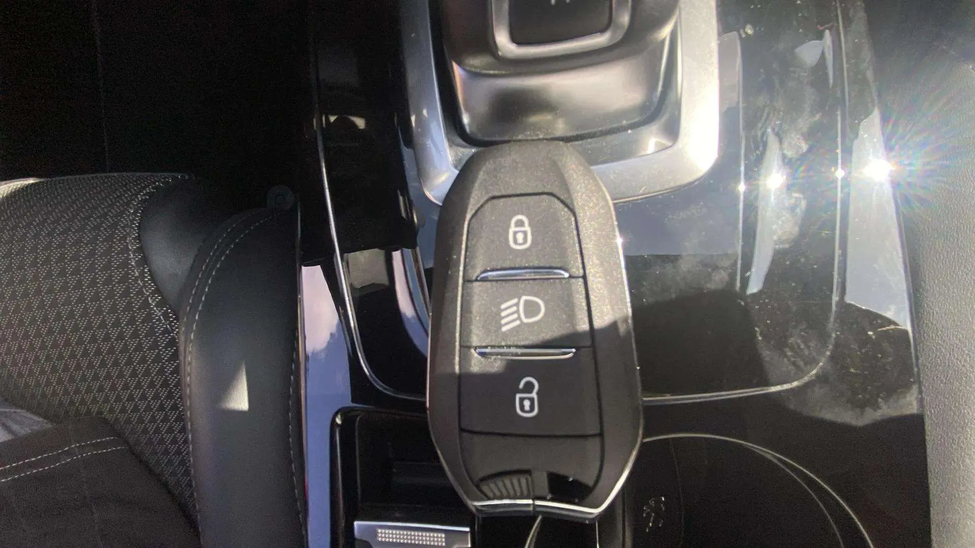 Peugeot 2008 GT Pack PureTech EAT8 - foto 18
