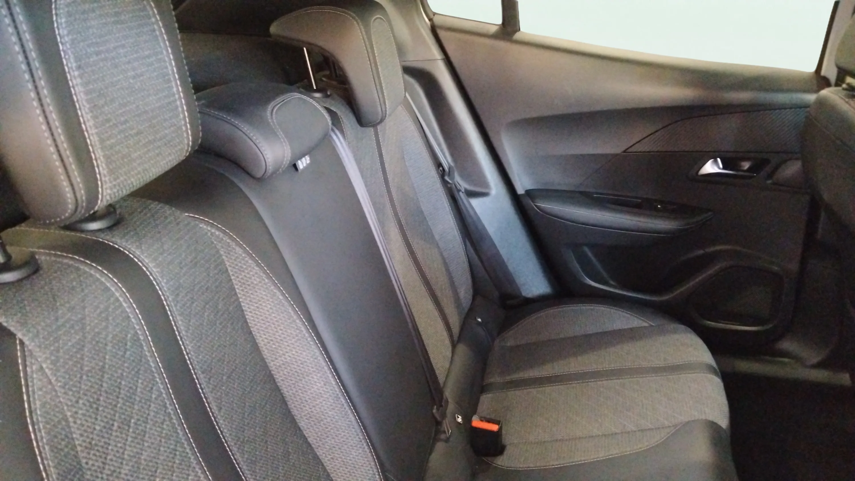 Peugeot 2008 Allure PureTech 100 - foto 9