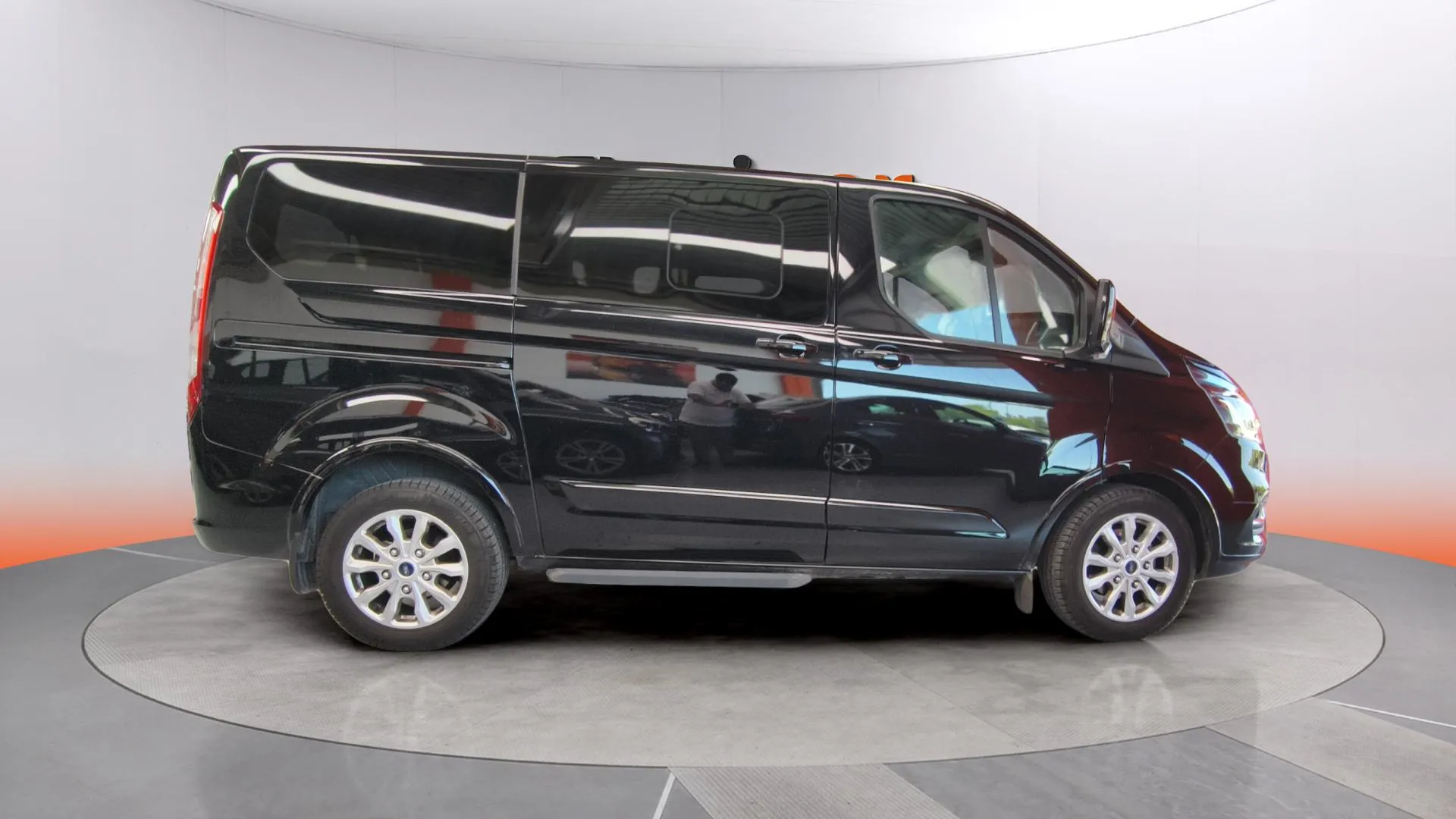 Ford Tourneo Custom 2.0 EcoBlue L1 Titanium 17 - foto 2