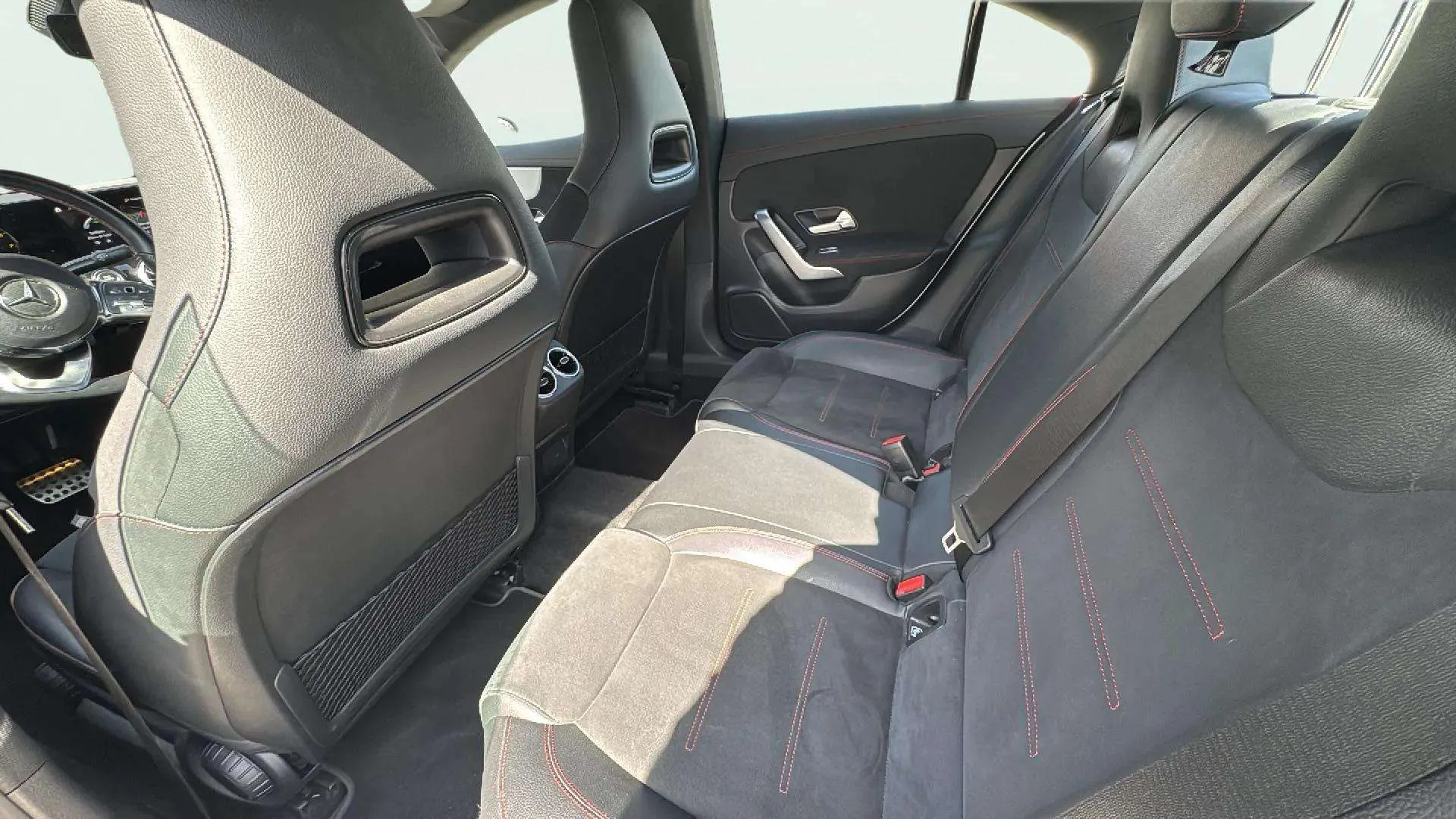 Mercedes-Benz CLA 180 - foto 14