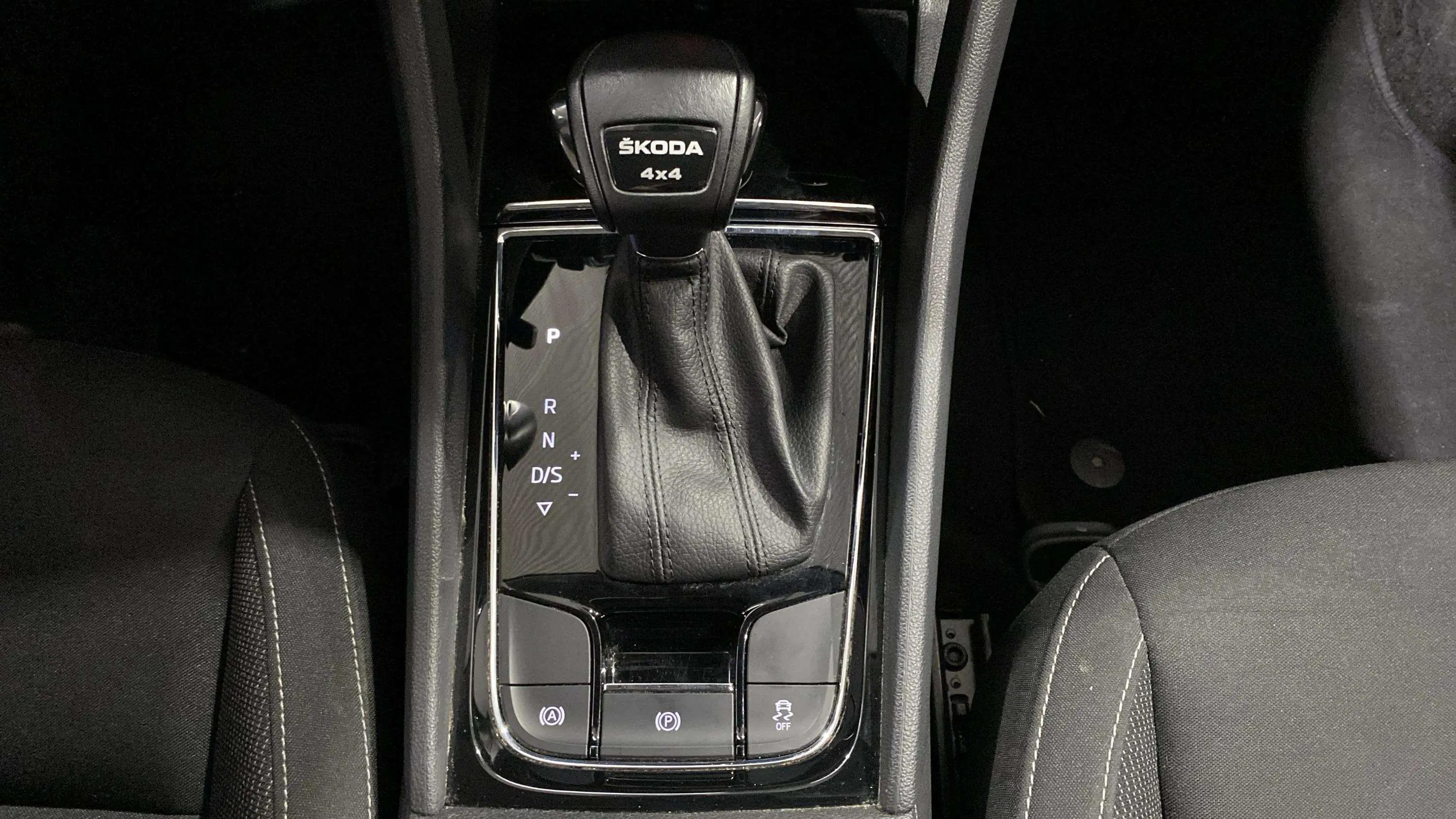 Škoda Karoq 2.0 TDI DSG 4x4 Ambition - foto 27