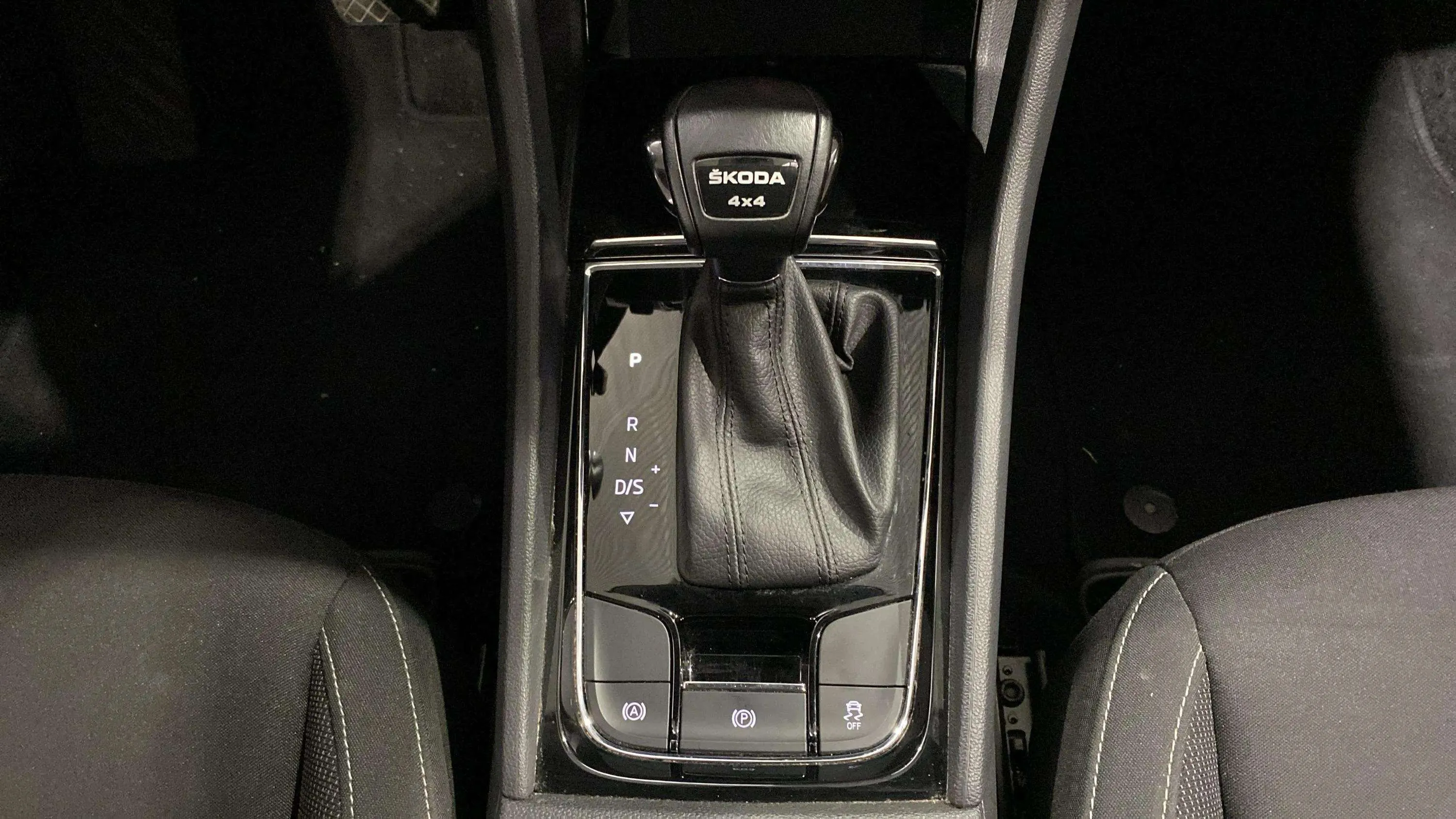 Škoda Karoq 2.0 TDI DSG 4x4 Ambition - foto 28