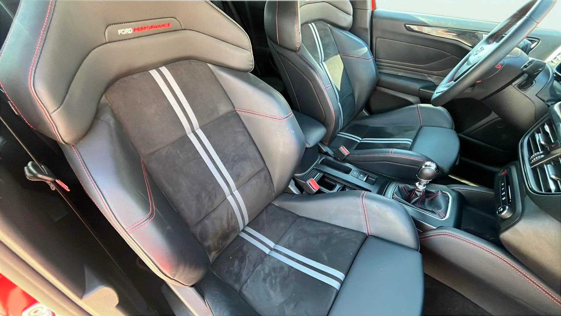 Ford Focus ST 2.3 EcoBoost - foto 21