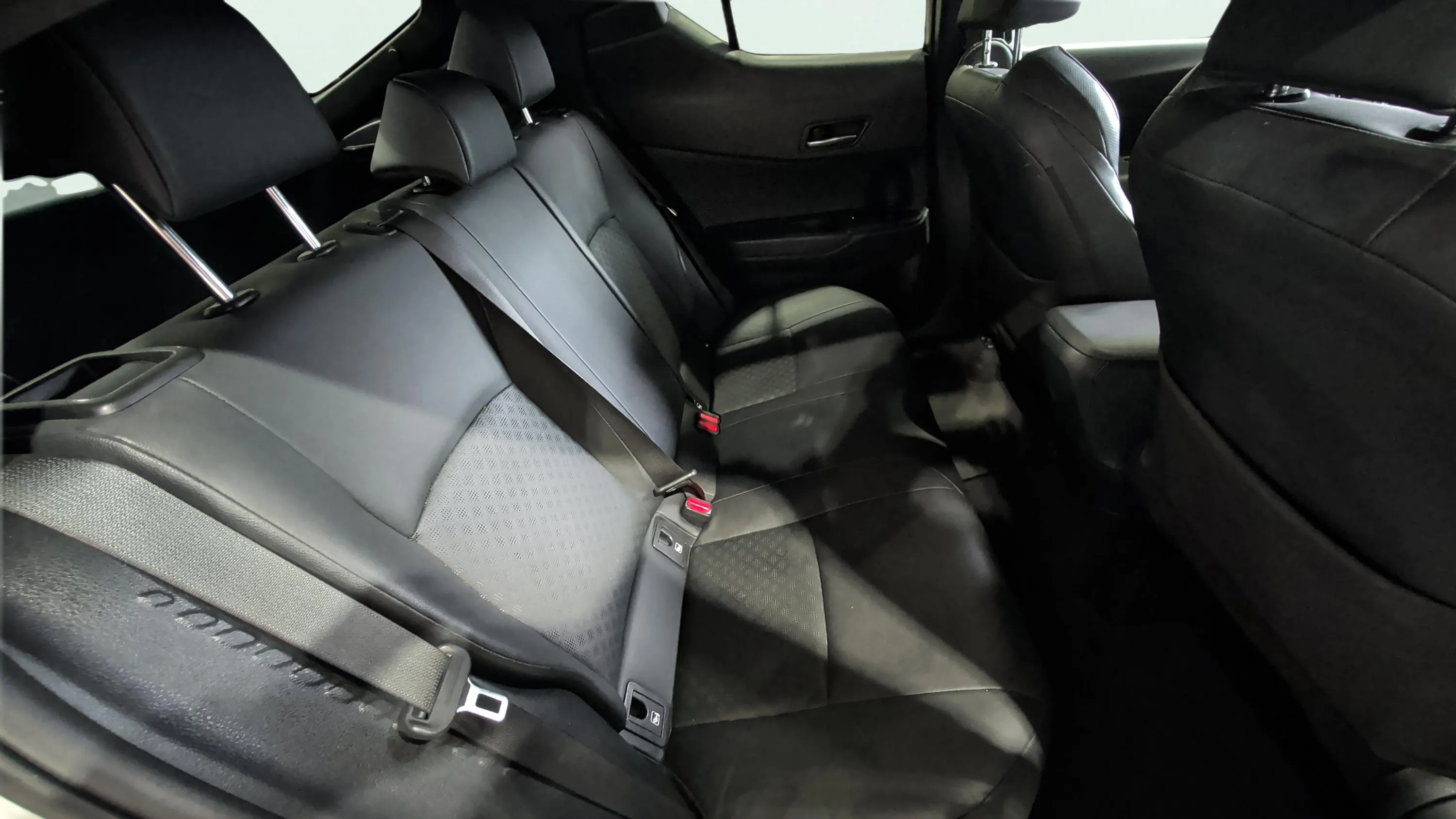 Toyota C-HR 2.0 180H Advance - foto 21