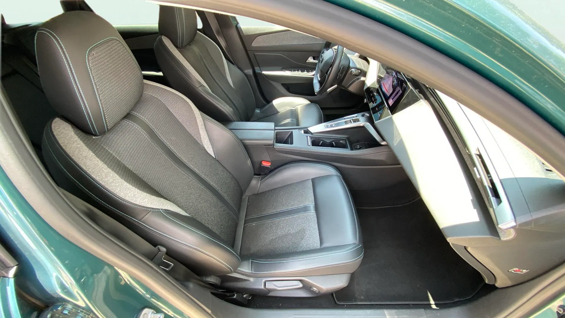 Peugeot 308 Allure Hybrid 180 eEAT8 - foto 16