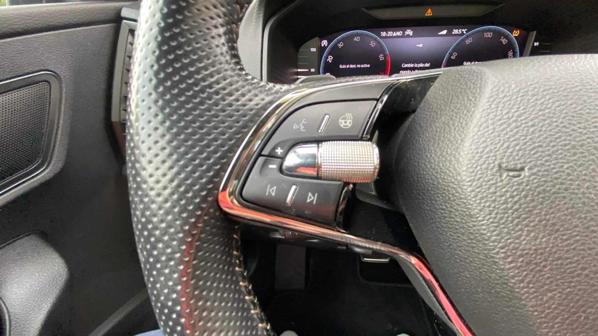 Škoda Karoq 1.5 TSI DSG ACT Sportline - foto 12