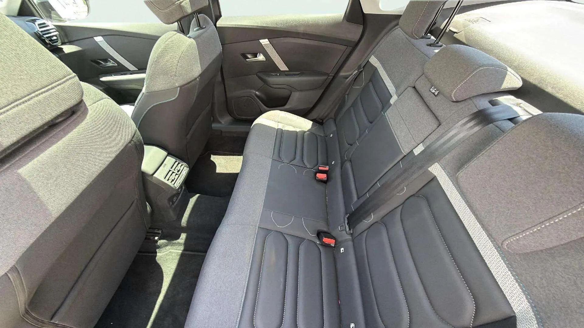 Citroën C4 X BlueHDi 130 EAT8 Max - foto 18