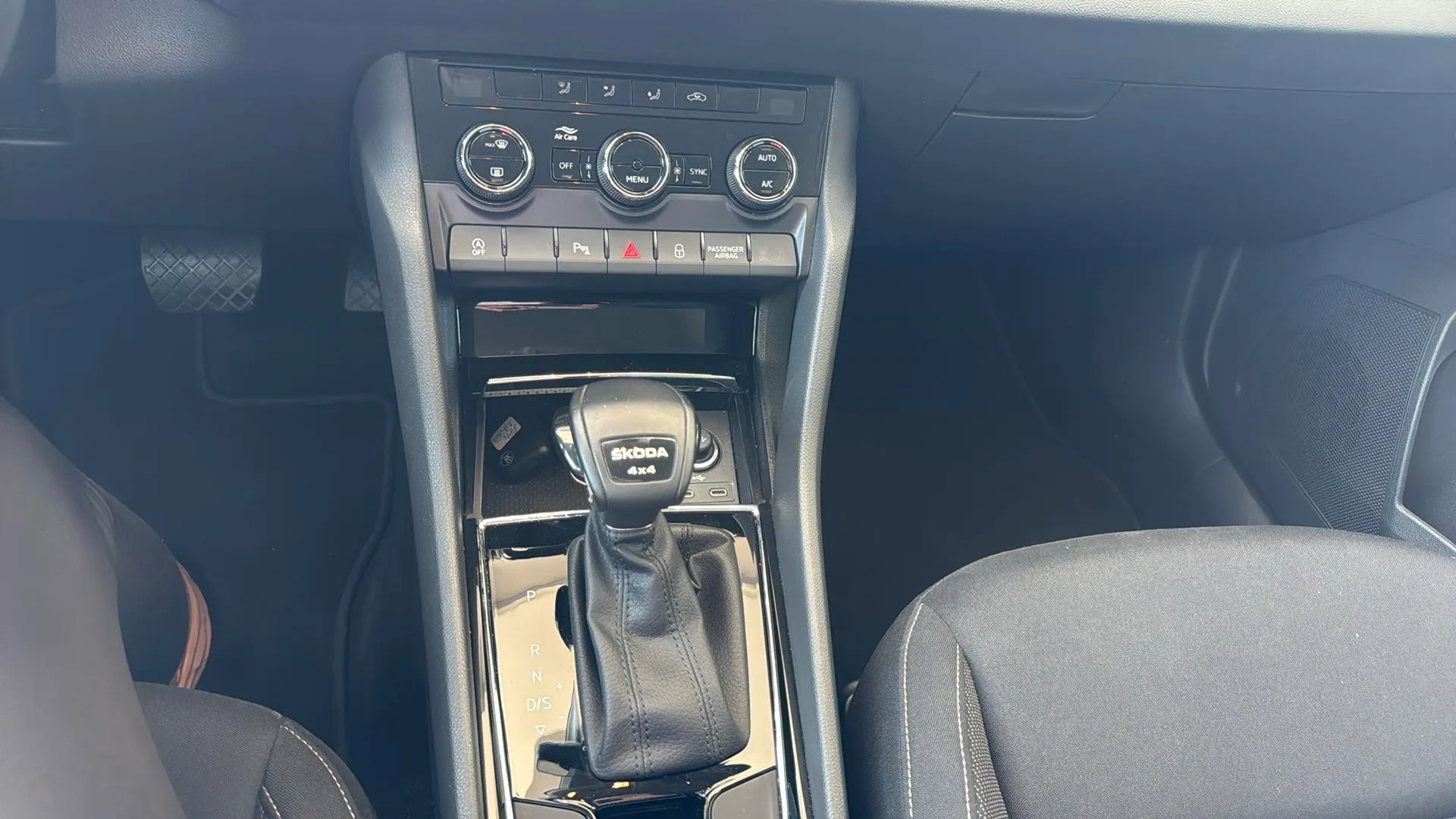 Škoda Karoq 2.0 TDI DSG 4x4 Selection - foto 17