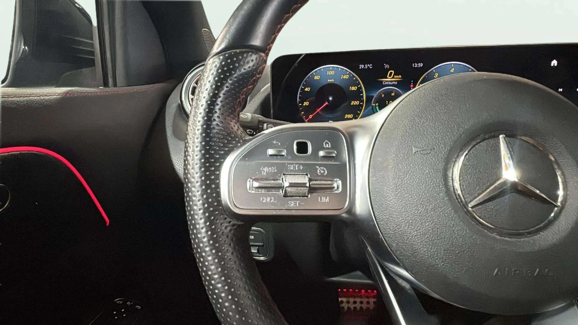Mercedes-Benz GLA 200 - foto 16