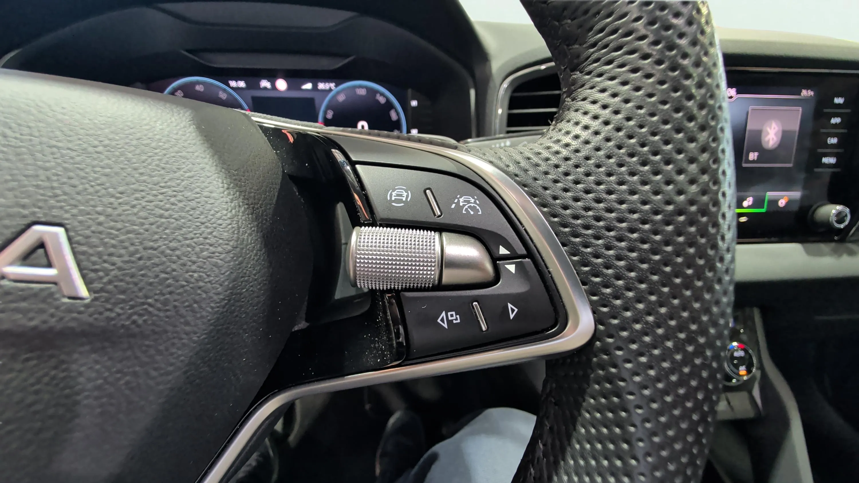 Škoda Karoq 1.5 TSI DSG ACT Sportline - foto 16