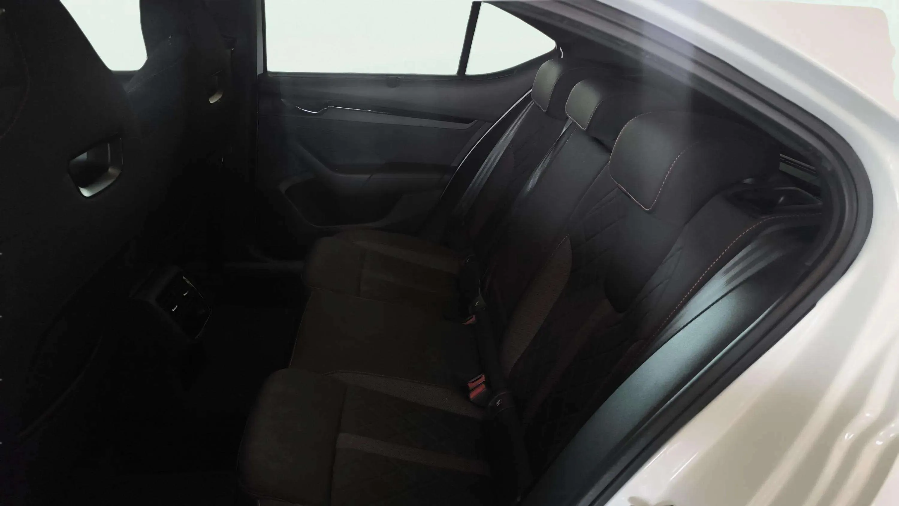 Škoda Octavia 2.0 TSI DSG RS - foto 14