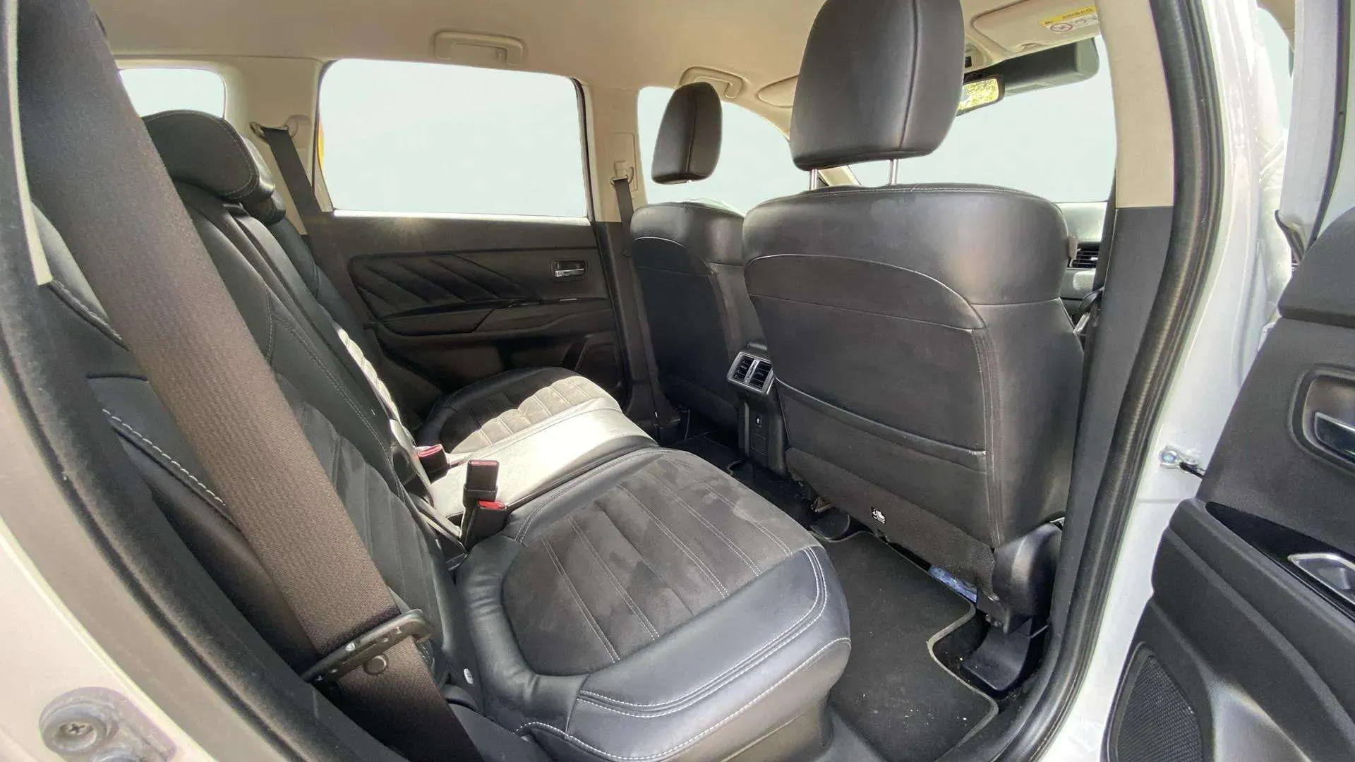 Mitsubishi Outlander 2.4 PHEV Kaiteki 4WD - foto 17