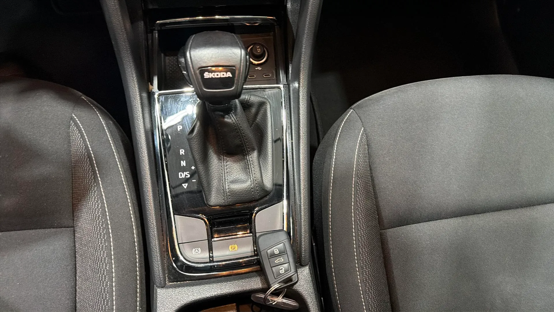 Škoda Karoq 1.5 TSI DSG ACT Selection - foto 16