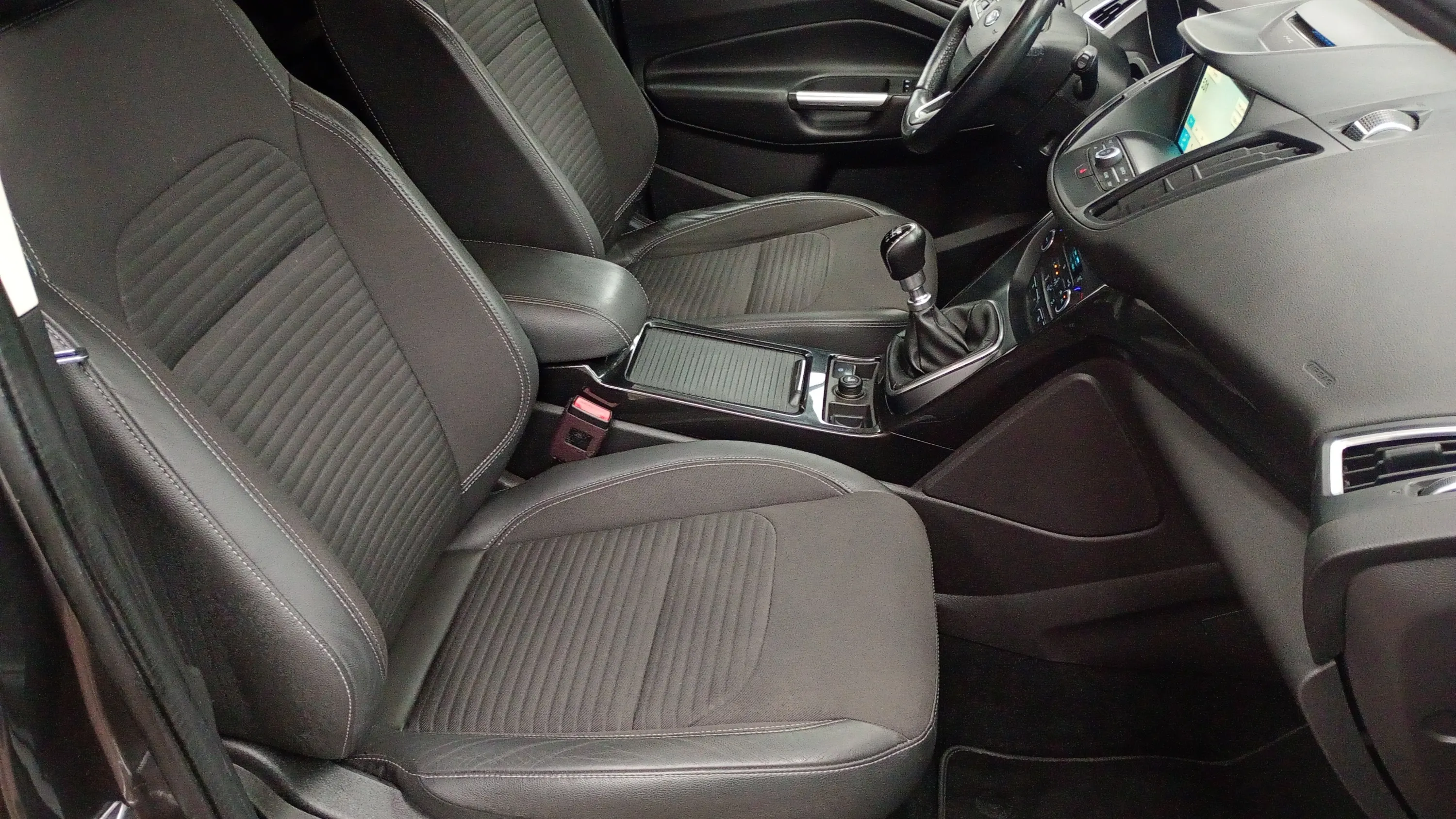 Ford Kuga 1.5 EcoBoost 4x2 Titanium - foto 19