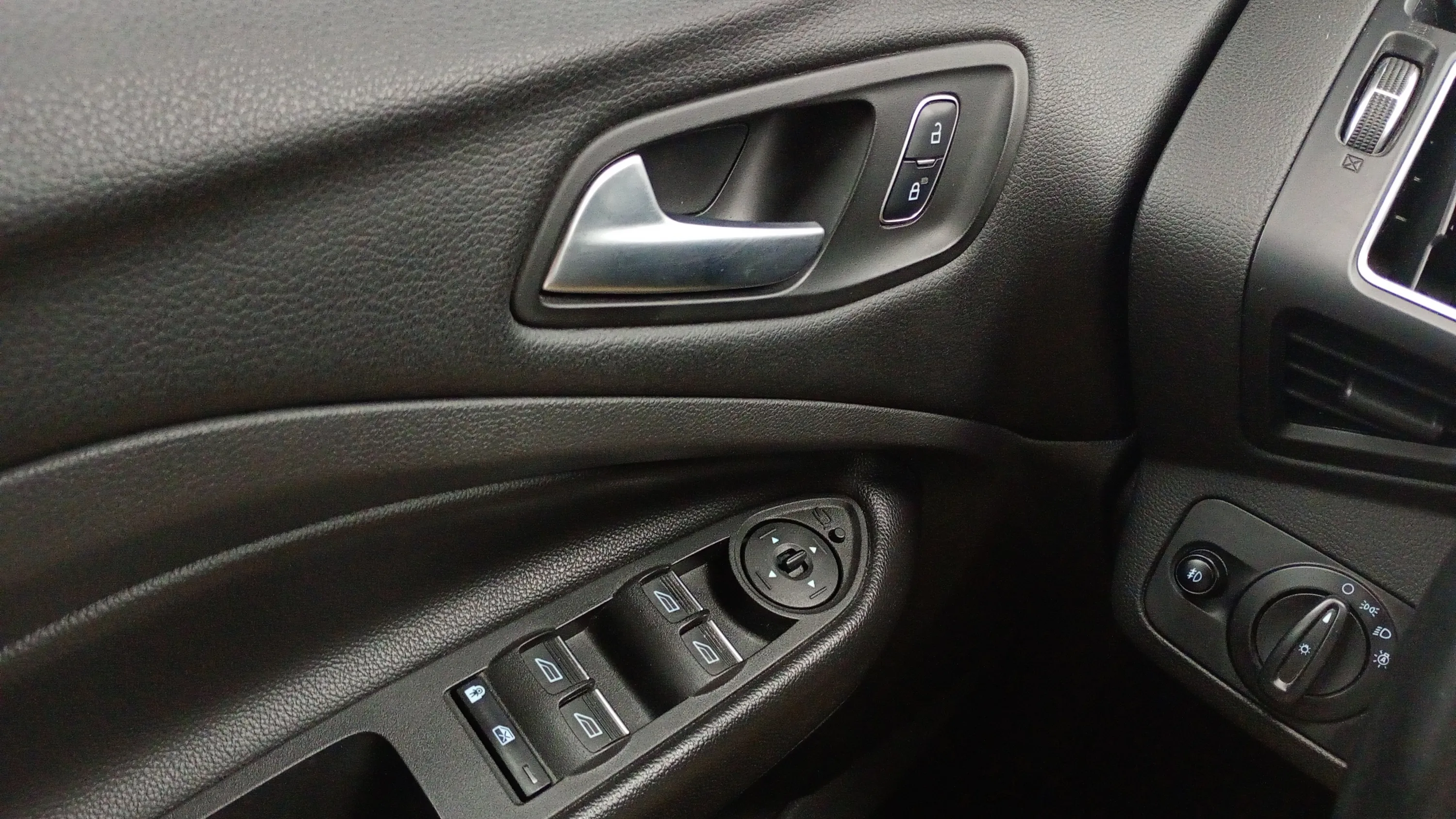 Ford Kuga 1.5 EcoBoost 4x2 Titanium - foto 14