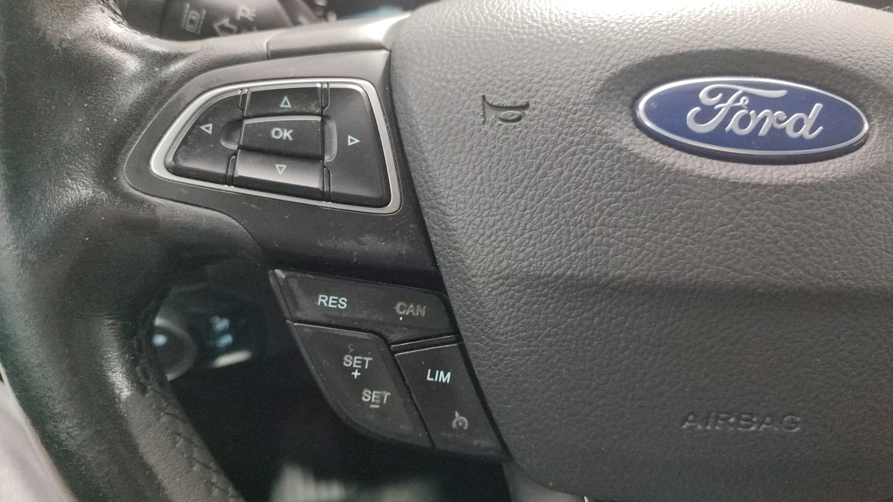 Ford Focus 1.0 EcoBoost Trend - foto 11