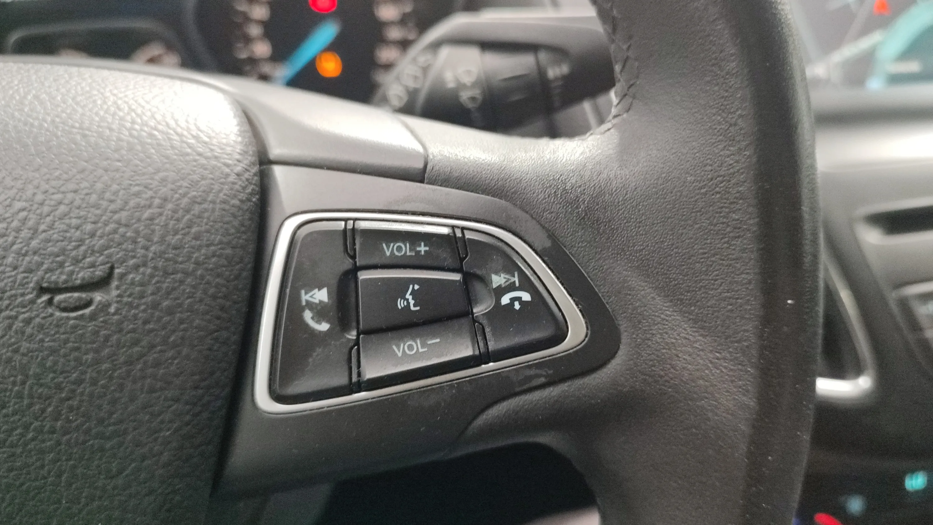 Ford Focus 1.0 EcoBoost Trend - foto 12