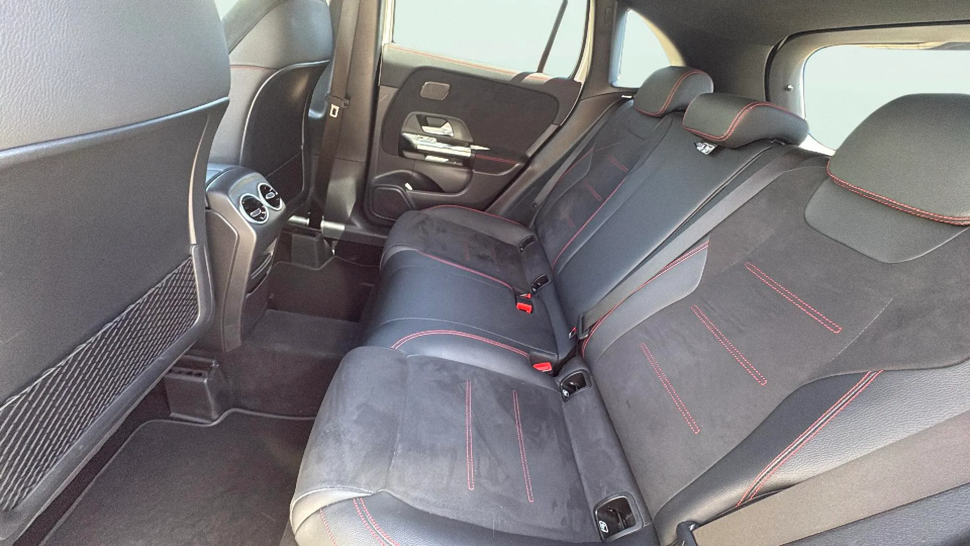 Mercedes-Benz GLA 200 D - foto 28