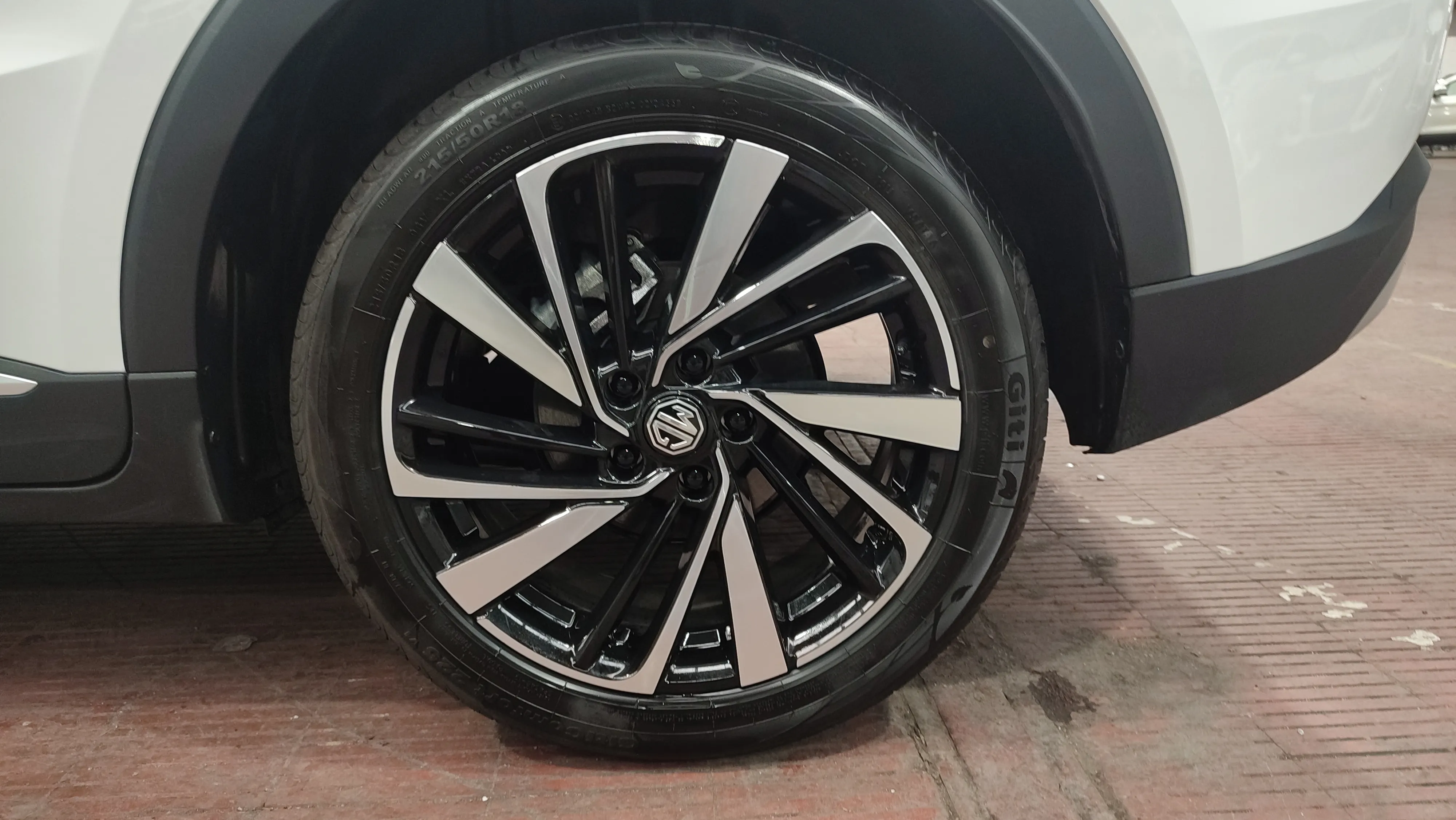MG ZS Hybrid+ Luxury - foto 33