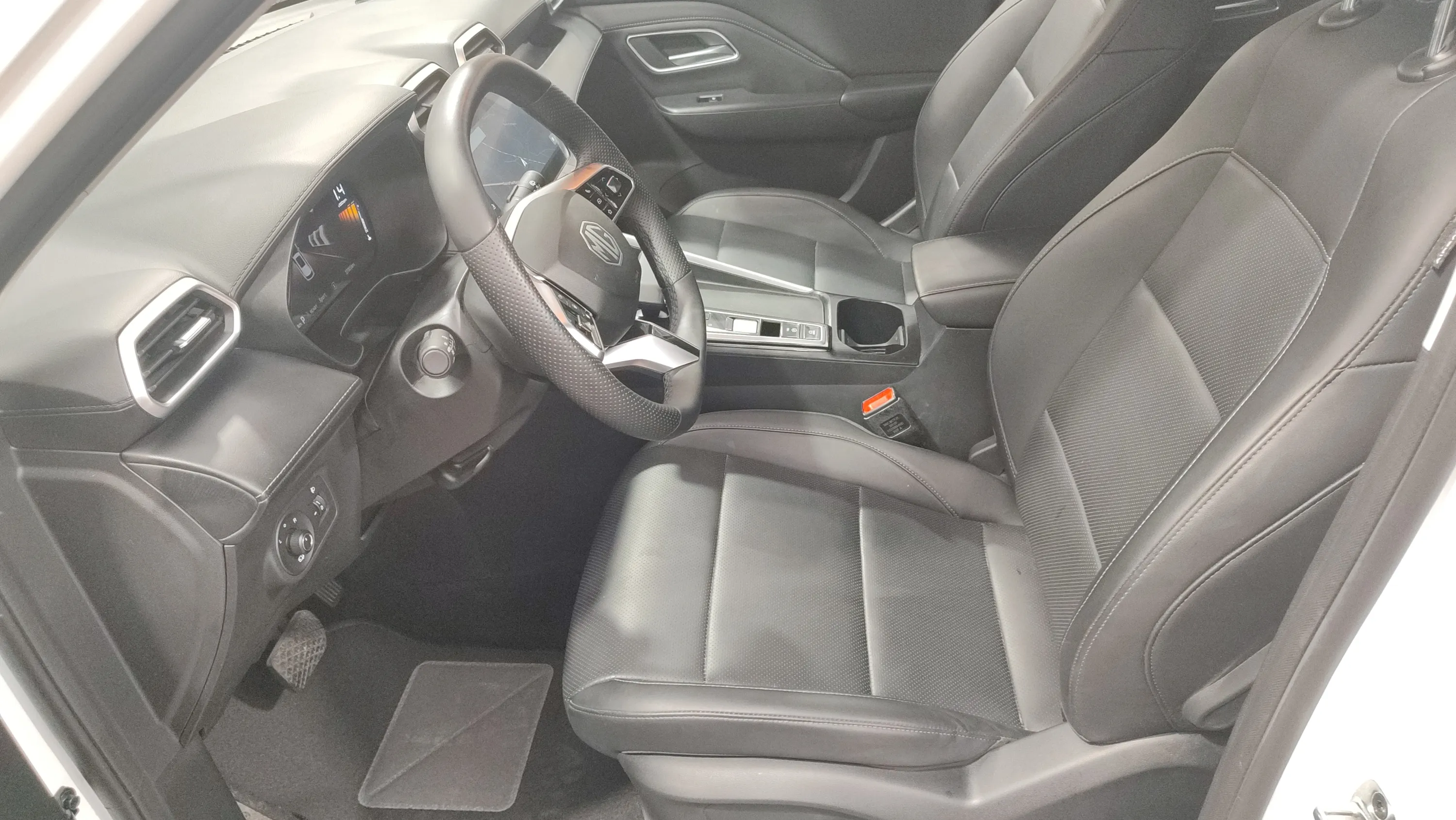 MG ZS Hybrid+ Luxury - foto 24