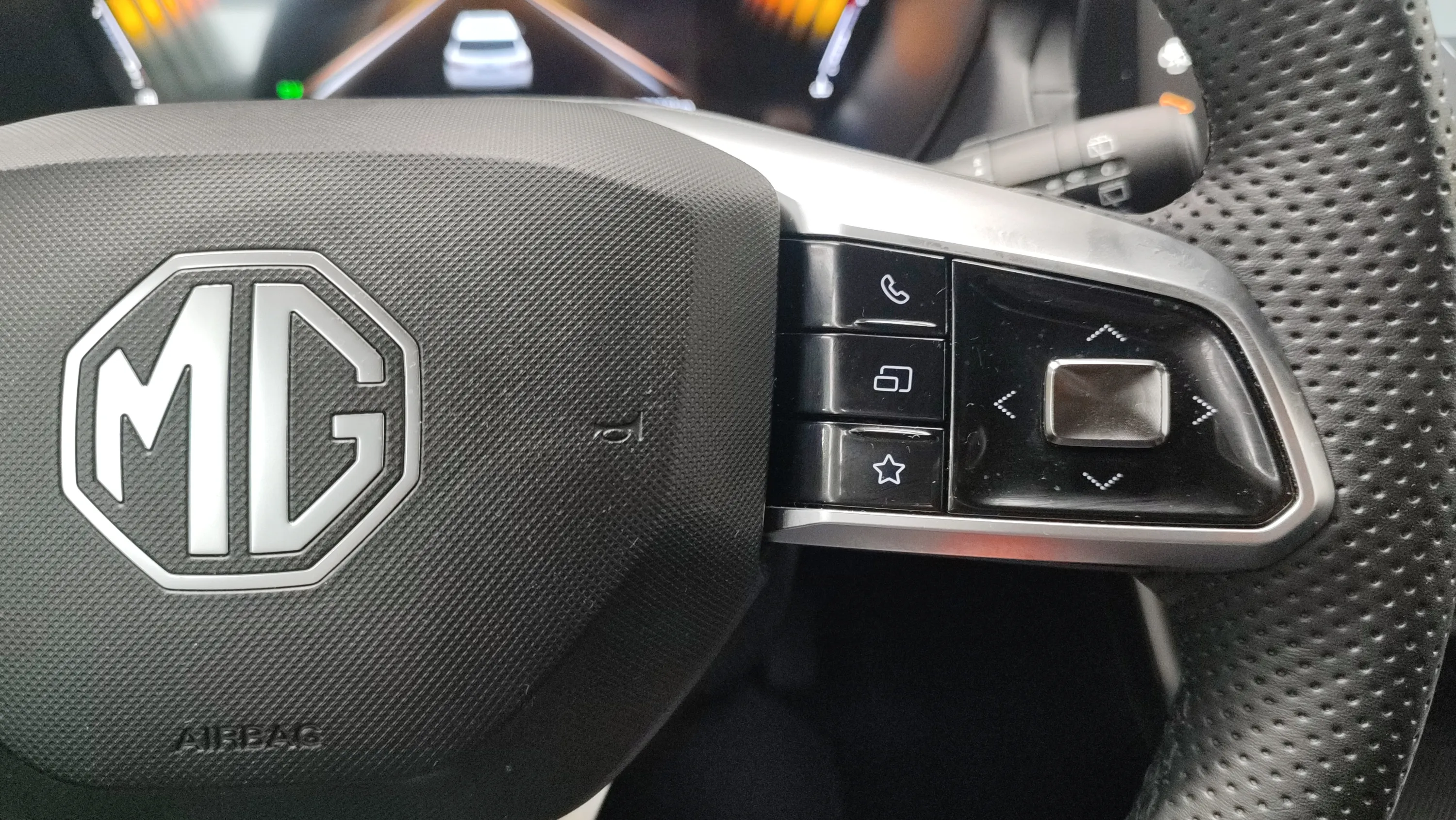 MG ZS Hybrid+ Luxury - foto 17