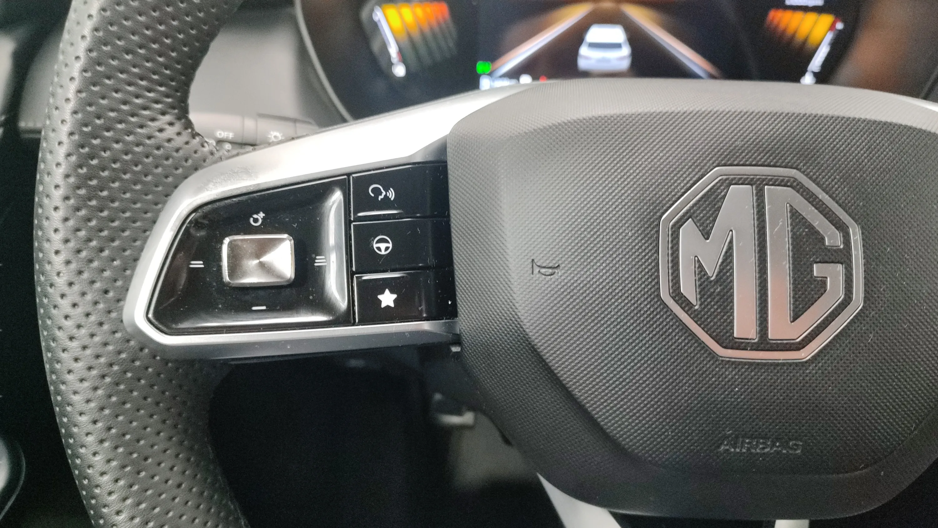 MG ZS Hybrid+ Luxury - foto 16