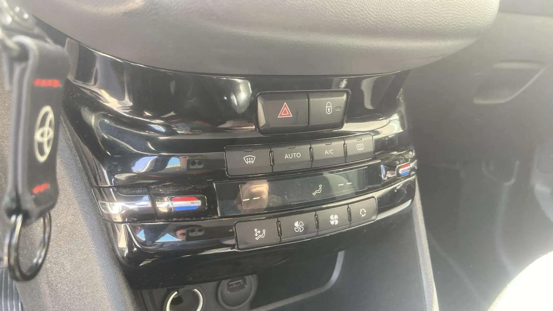 Peugeot 208 Signature 1.2L PureTech - foto 28