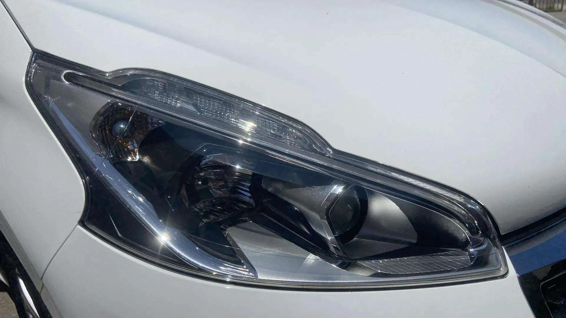 Peugeot 208 Signature 1.2L PureTech - foto 30