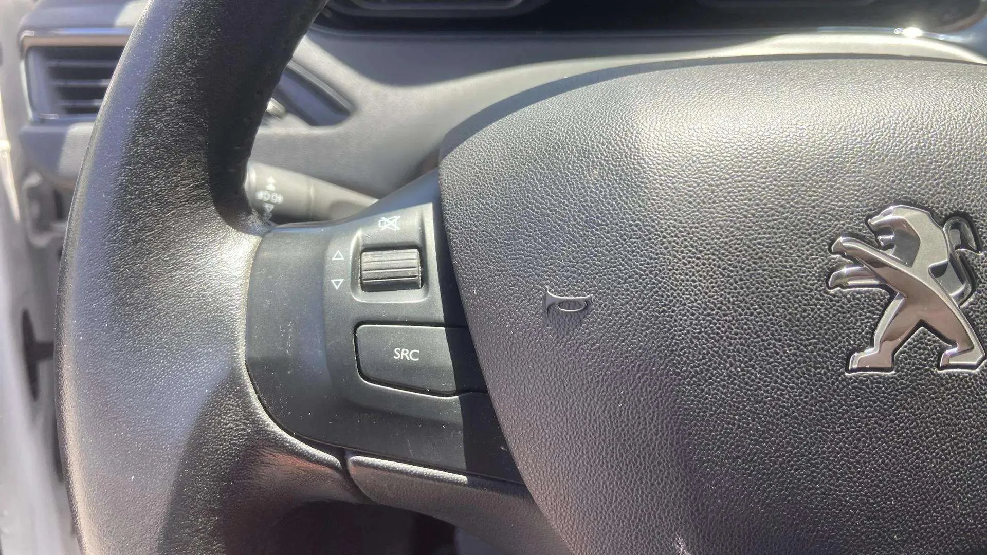 Peugeot 208 Signature 1.2L PureTech - foto 13