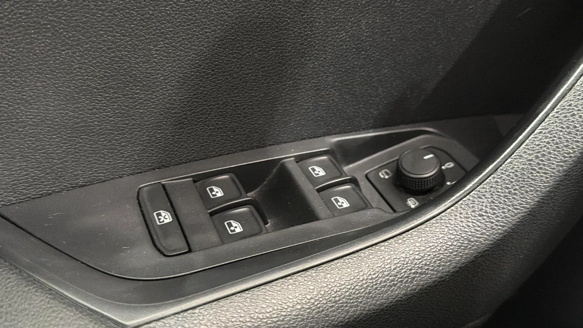 Škoda Karoq 1.0 TSI Ambition - foto 18