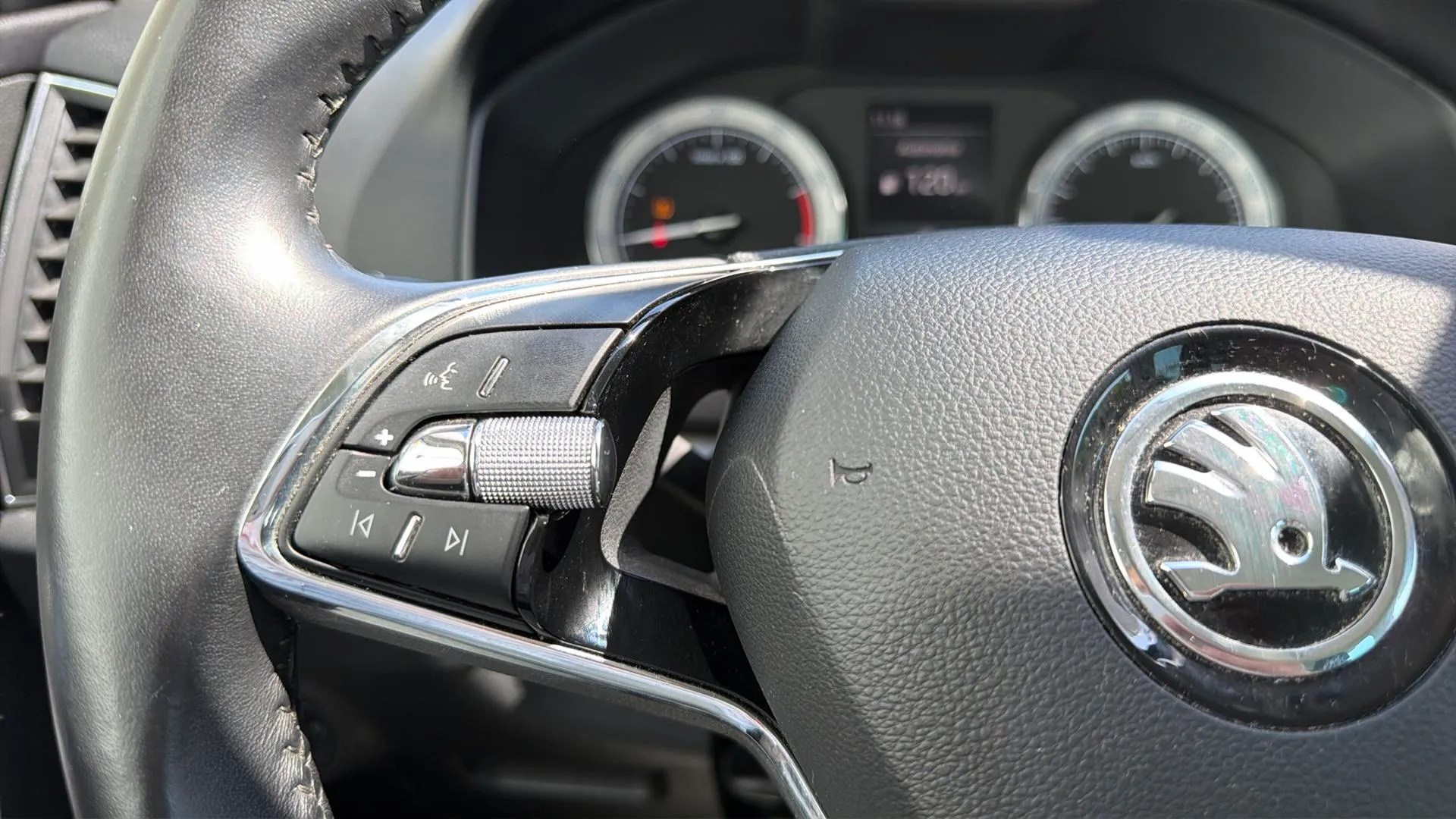 Škoda Karoq 1.0 TSI Ambition - foto 10