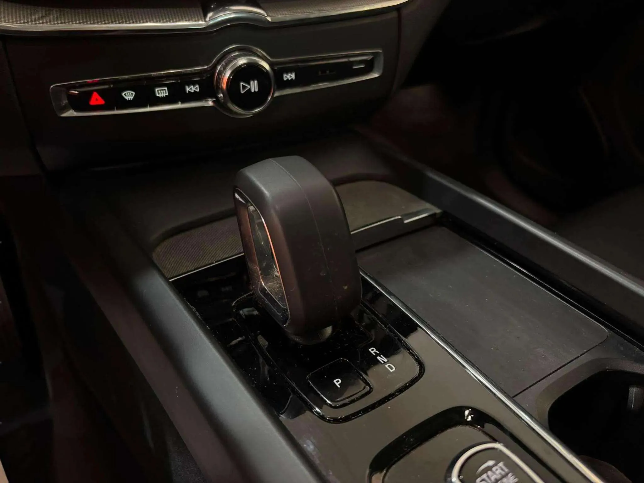Volvo XC60 2.0 B4 D AWD Core - foto 18