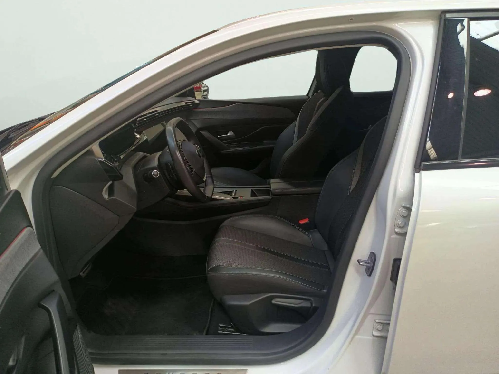 Peugeot 308 SW Allure BlueHDi 130 EAT8 - foto 9