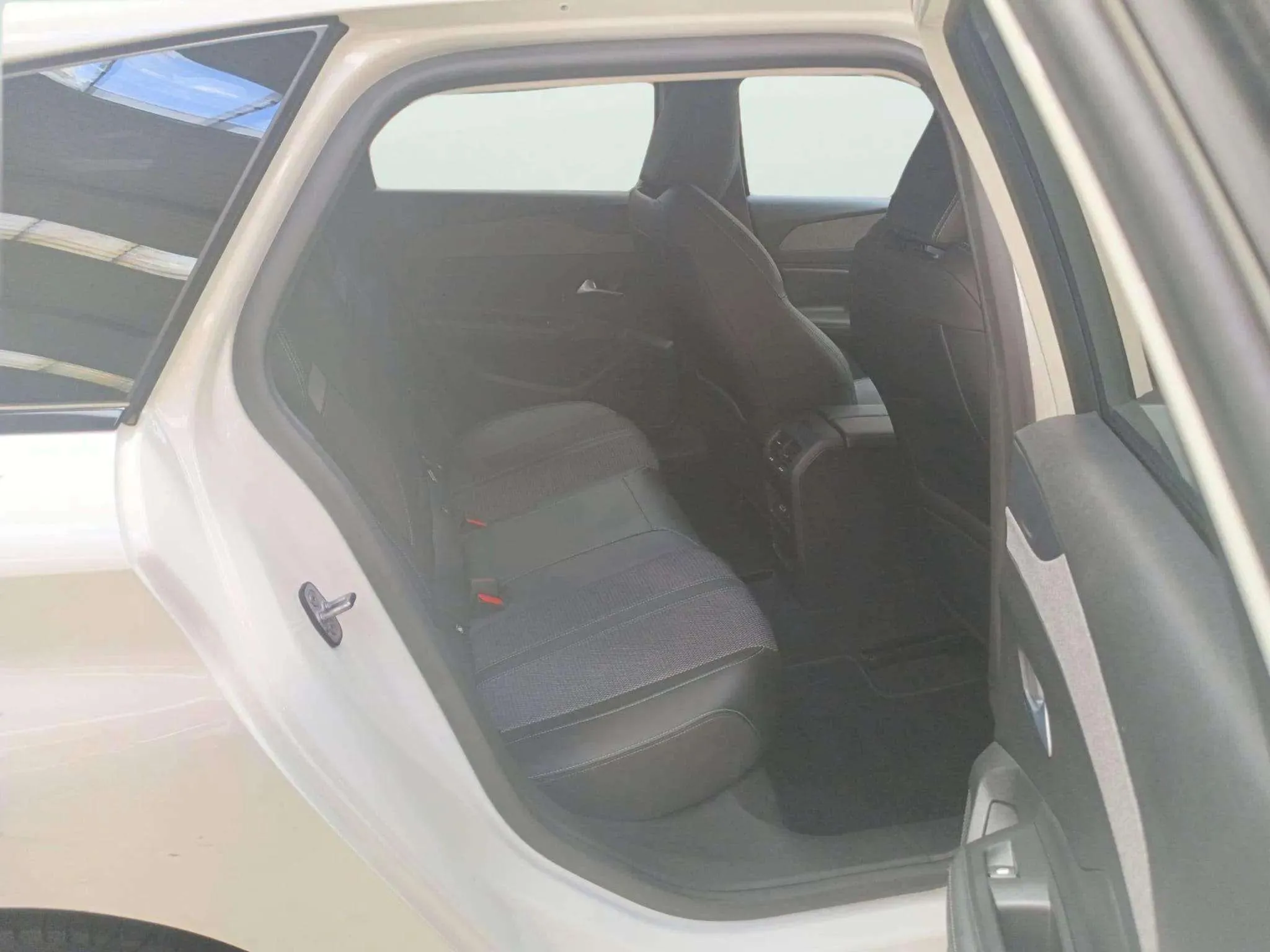 Peugeot 308 SW Allure BlueHDi 130 EAT8 - foto 13