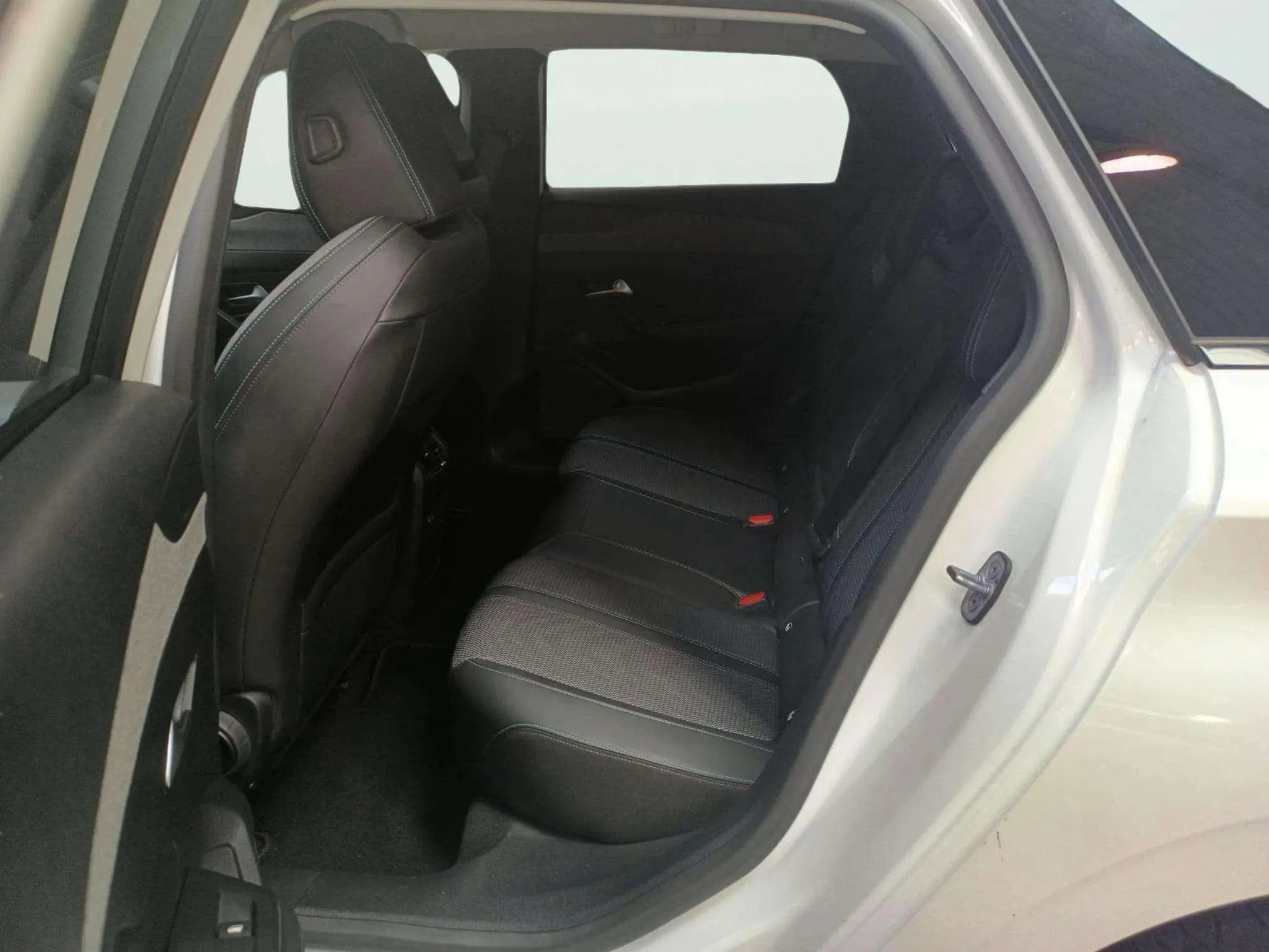 Peugeot 308 SW Allure BlueHDi 130 EAT8 - foto 12